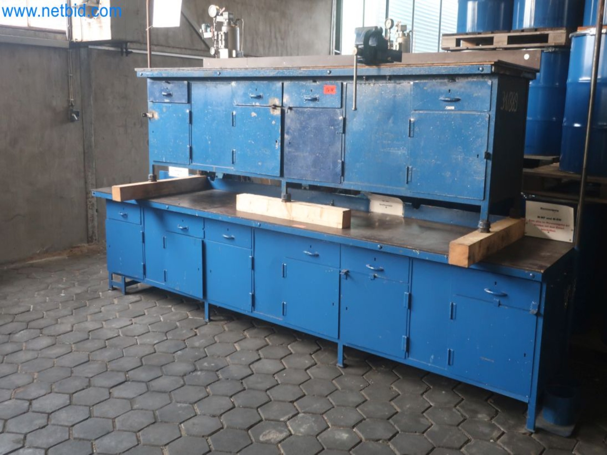 Installations pour la fabrication et le stockage de produits pétroliers ainsi que de produits d'alimentation et de produits finis pour la fabrication de lubrifiants-3