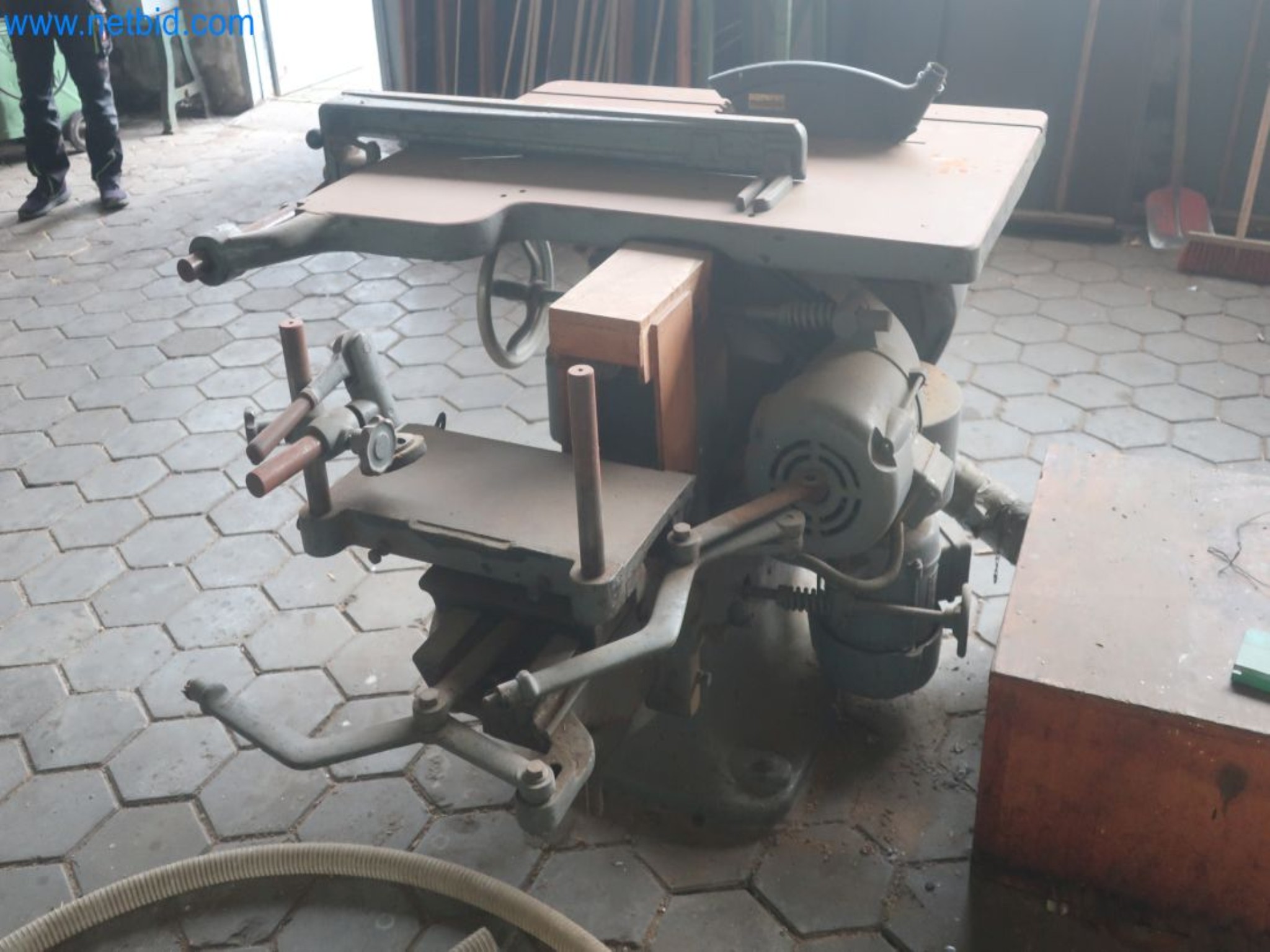 Závody na výrobu a skladování produktů z minerálních olejů, jakož i vstupů a hotových výrobků pro výrobu maziv.-7