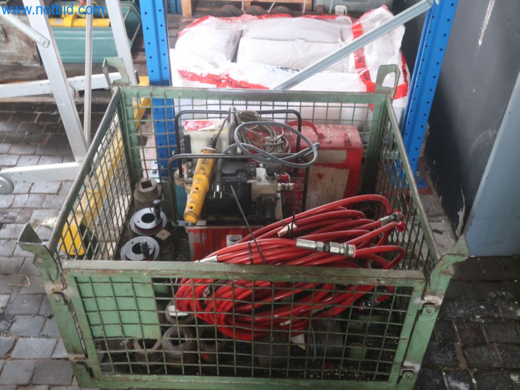 Magazinbestände, Rohöl-/Gas-Öl-/Einsatzpumpen sowie Betriebsausstattung einer Raffinerie-1