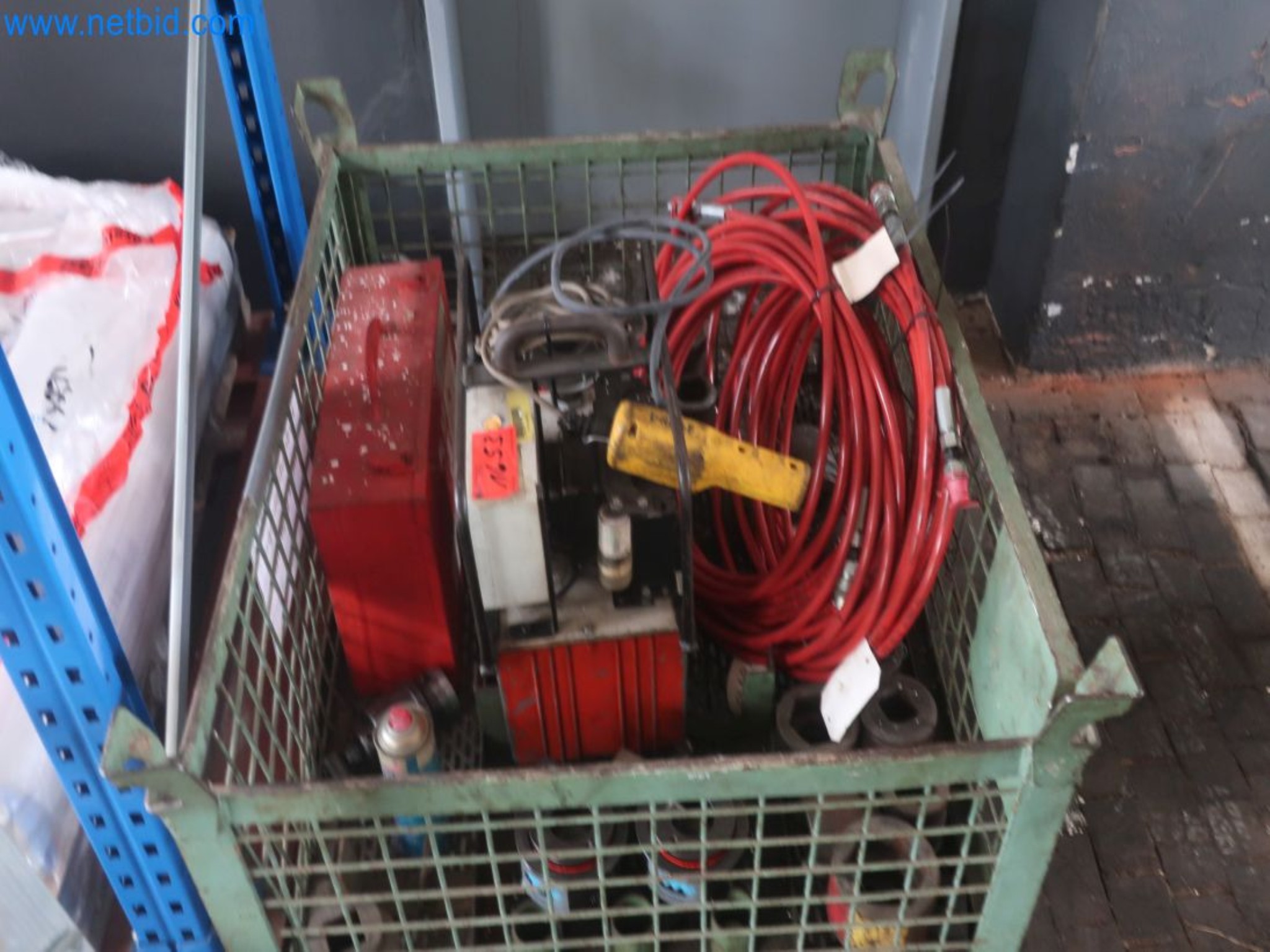 Magazinbestände, Rohöl-/Gas-Öl-/Einsatzpumpen sowie Betriebsausstattung einer Raffinerie-6