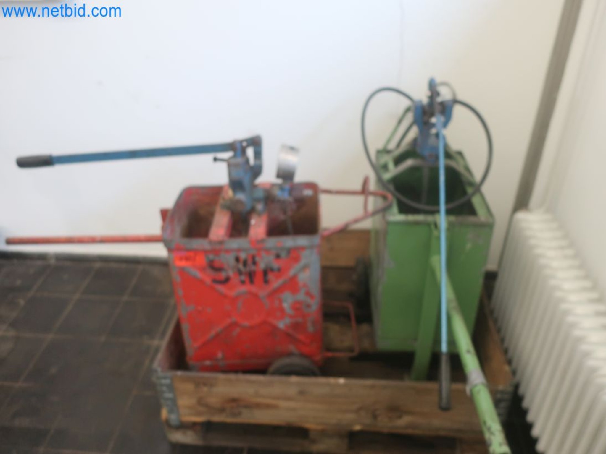 Magazinbestände, Rohöl-/Gas-Öl-/Einsatzpumpen sowie Betriebsausstattung einer Raffinerie-1