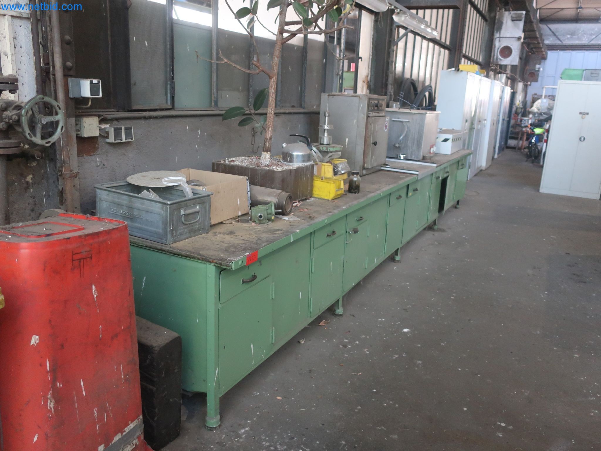 Magazinbestände, Rohöl-/Gas-Öl-/Einsatzpumpen sowie Betriebsausstattung einer Raffinerie-1