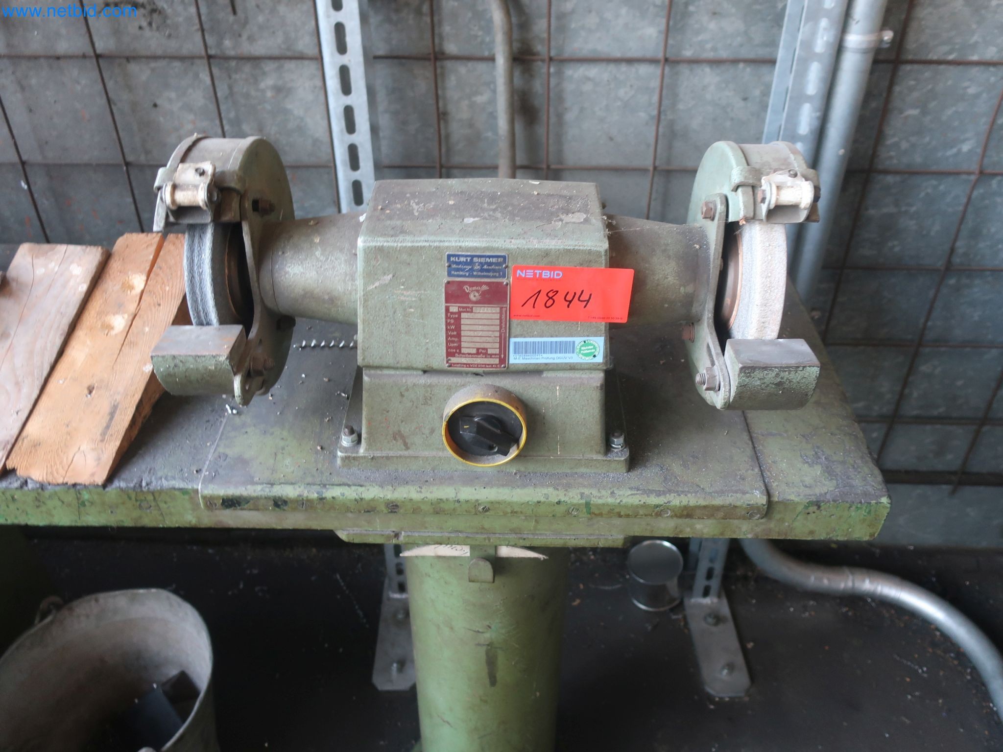 Magazinbestände, Rohöl-/Gas-Öl-/Einsatzpumpen sowie Betriebsausstattung einer Raffinerie-1