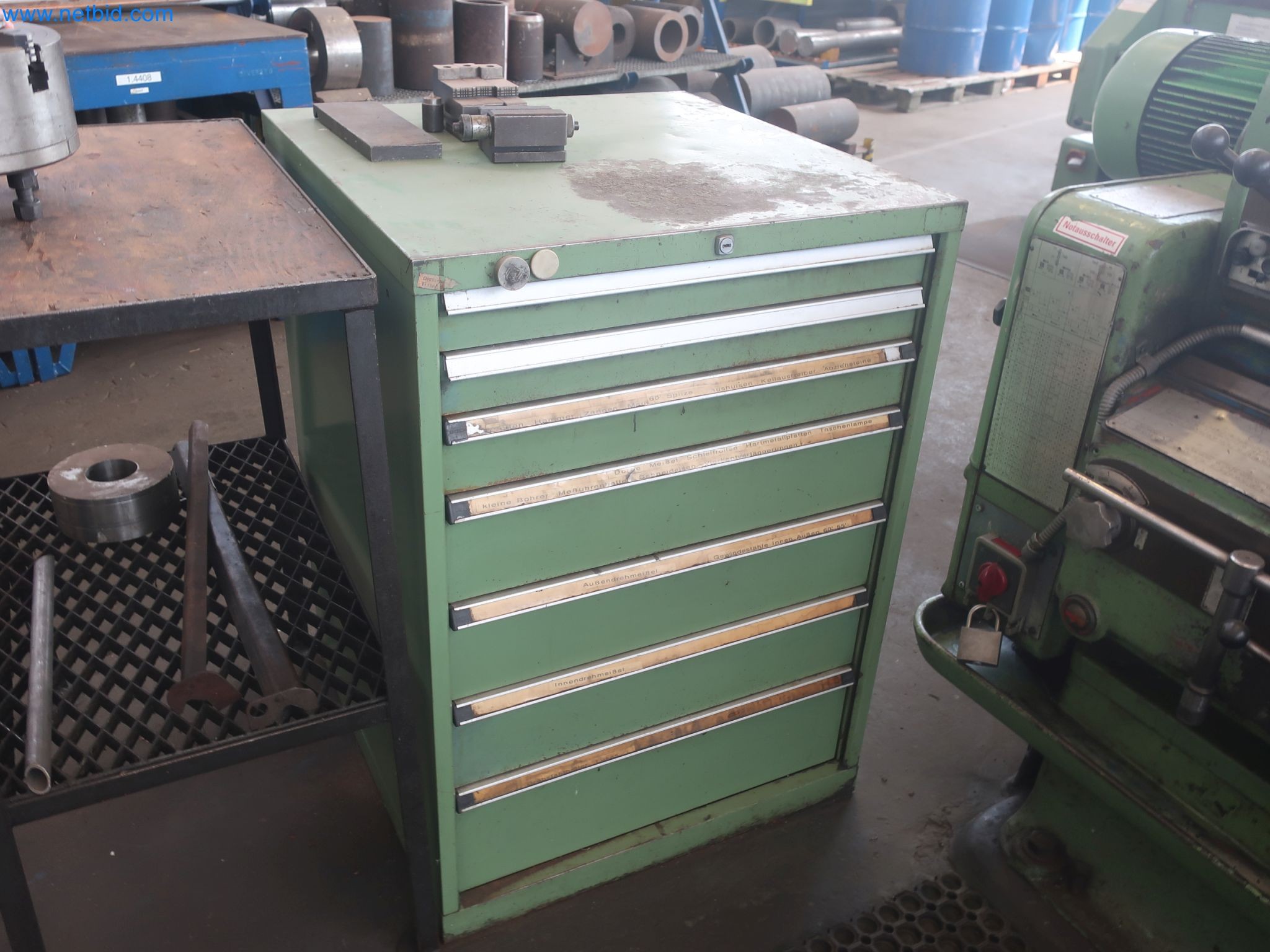 Zakłady produkcji i magazynowania mineralnych produktów olejowych, jak również surowców i produktów gotowych do produkcji smarów.-2