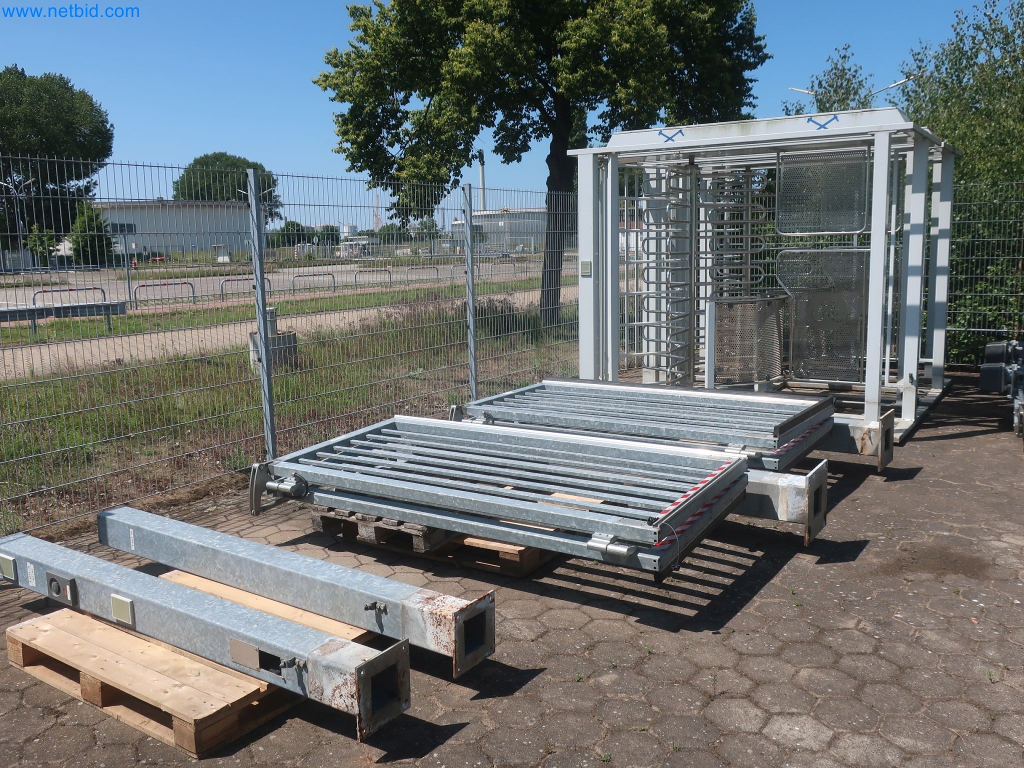 Magazinbestände, Rohöl-/Gas-Öl-/Einsatzpumpen sowie Betriebsausstattung einer Raffinerie-1