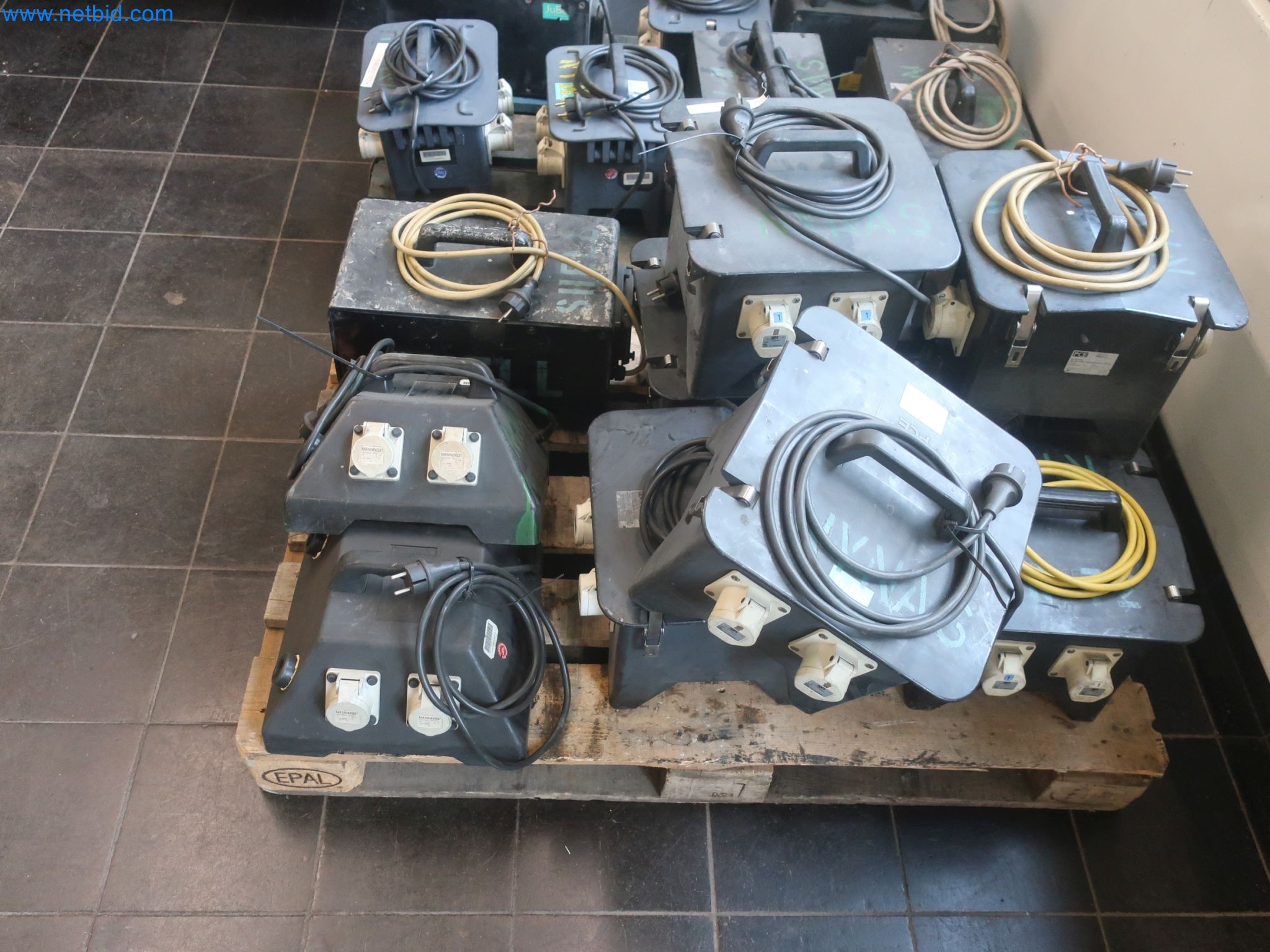 Závody na výrobu a skladování produktů z minerálních olejů, jakož i vstupů a hotových výrobků pro výrobu maziv.-13