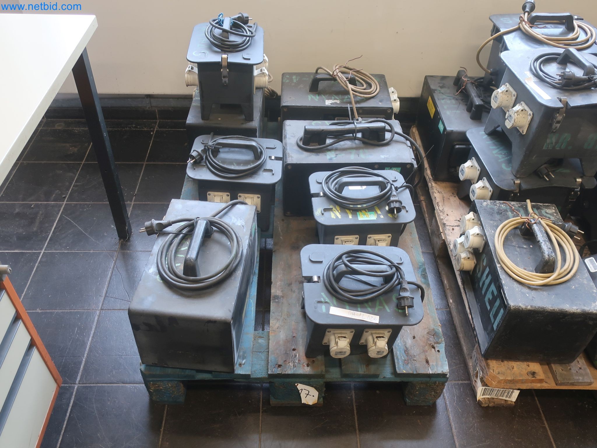 Závody na výrobu a skladování produktů z minerálních olejů, jakož i vstupů a hotových výrobků pro výrobu maziv.-15