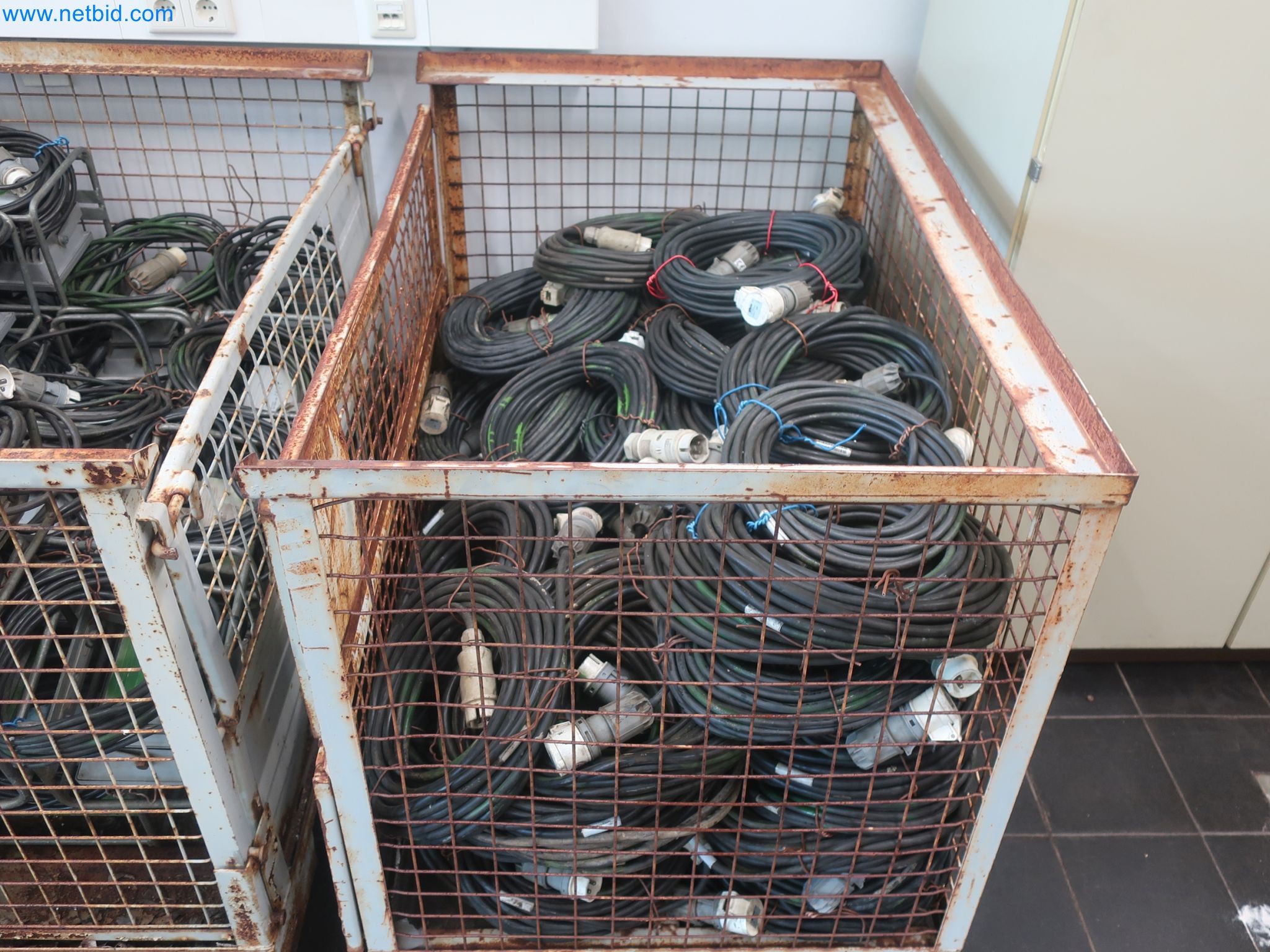 Závody na výrobu a skladování produktů z minerálních olejů, jakož i vstupů a hotových výrobků pro výrobu maziv.-4