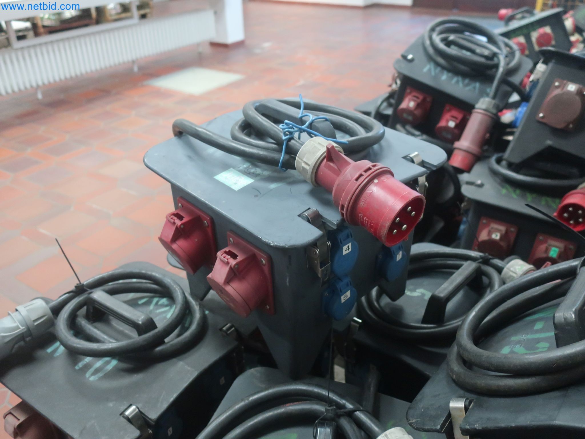 Závody na výrobu a skladování produktů z minerálních olejů, jakož i vstupů a hotových výrobků pro výrobu maziv.-3