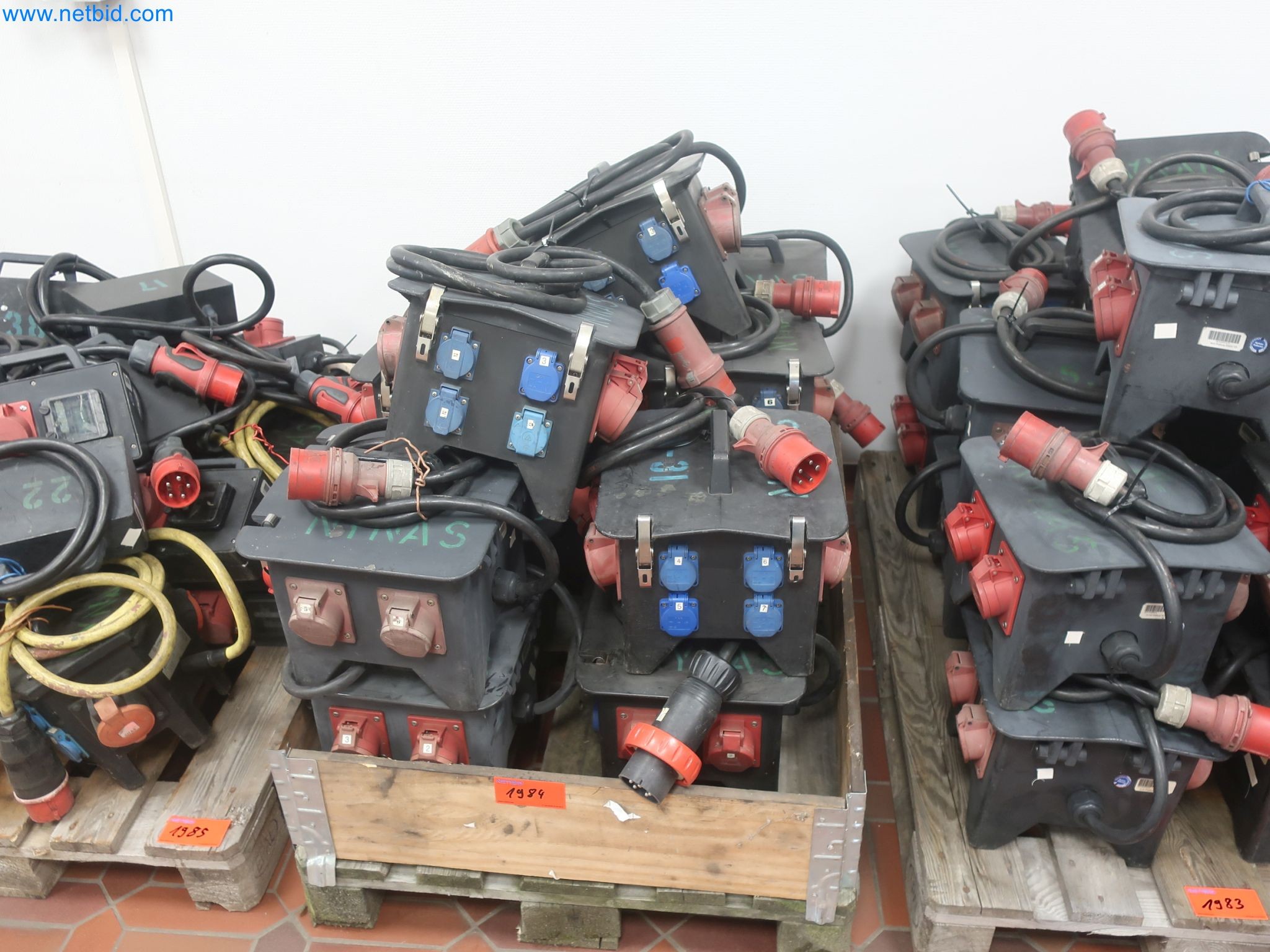 Závody na výrobu a skladování produktů z minerálních olejů, jakož i vstupů a hotových výrobků pro výrobu maziv.-1