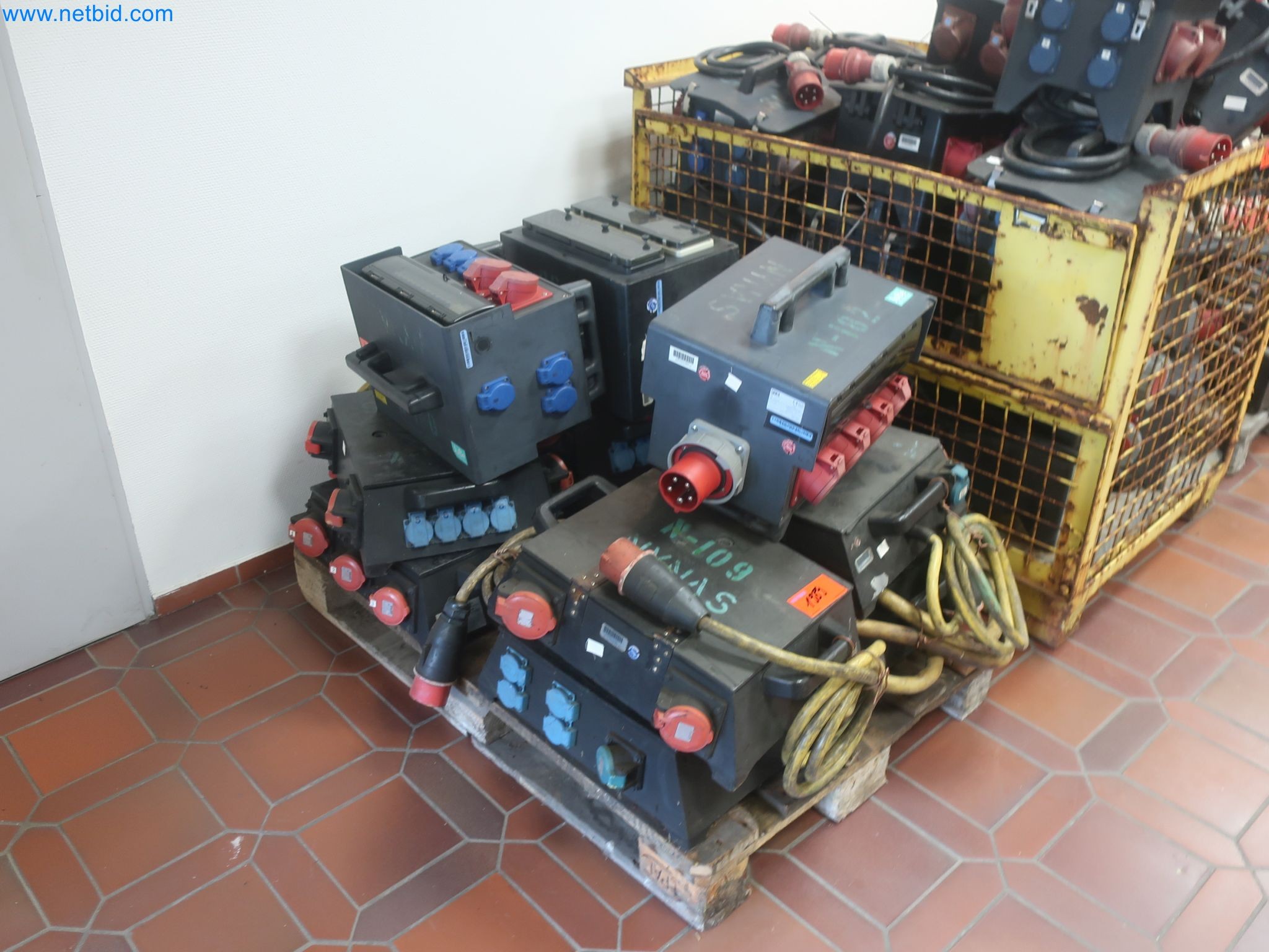 Závody na výrobu a skladování produktů z minerálních olejů, jakož i vstupů a hotových výrobků pro výrobu maziv.-1