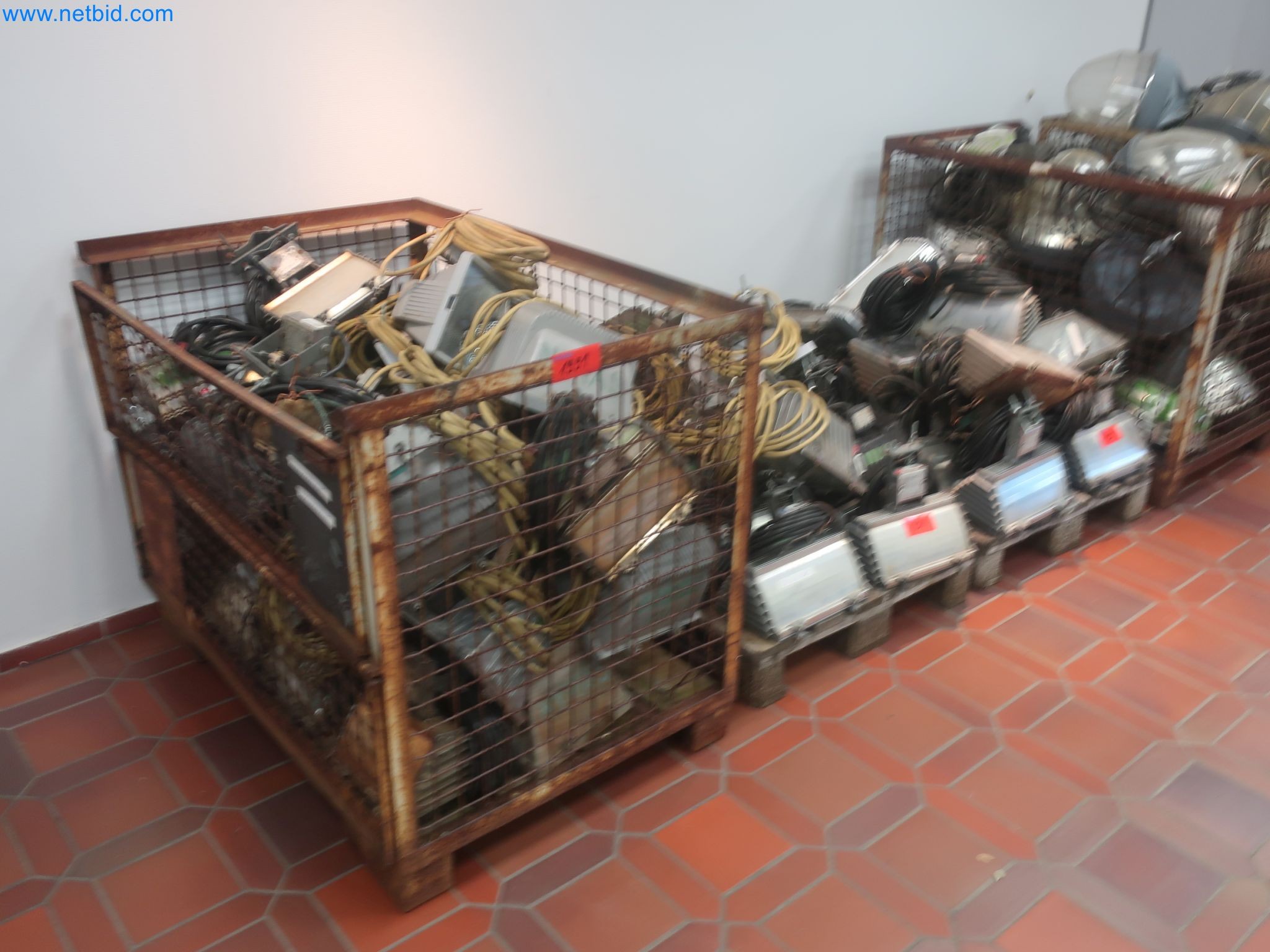 Magazinbestände, Rohöl-/Gas-Öl-/Einsatzpumpen sowie Betriebsausstattung einer Raffinerie-1