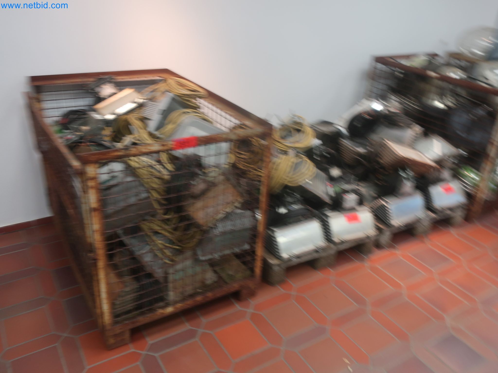 Magazinbestände, Rohöl-/Gas-Öl-/Einsatzpumpen sowie Betriebsausstattung einer Raffinerie-2