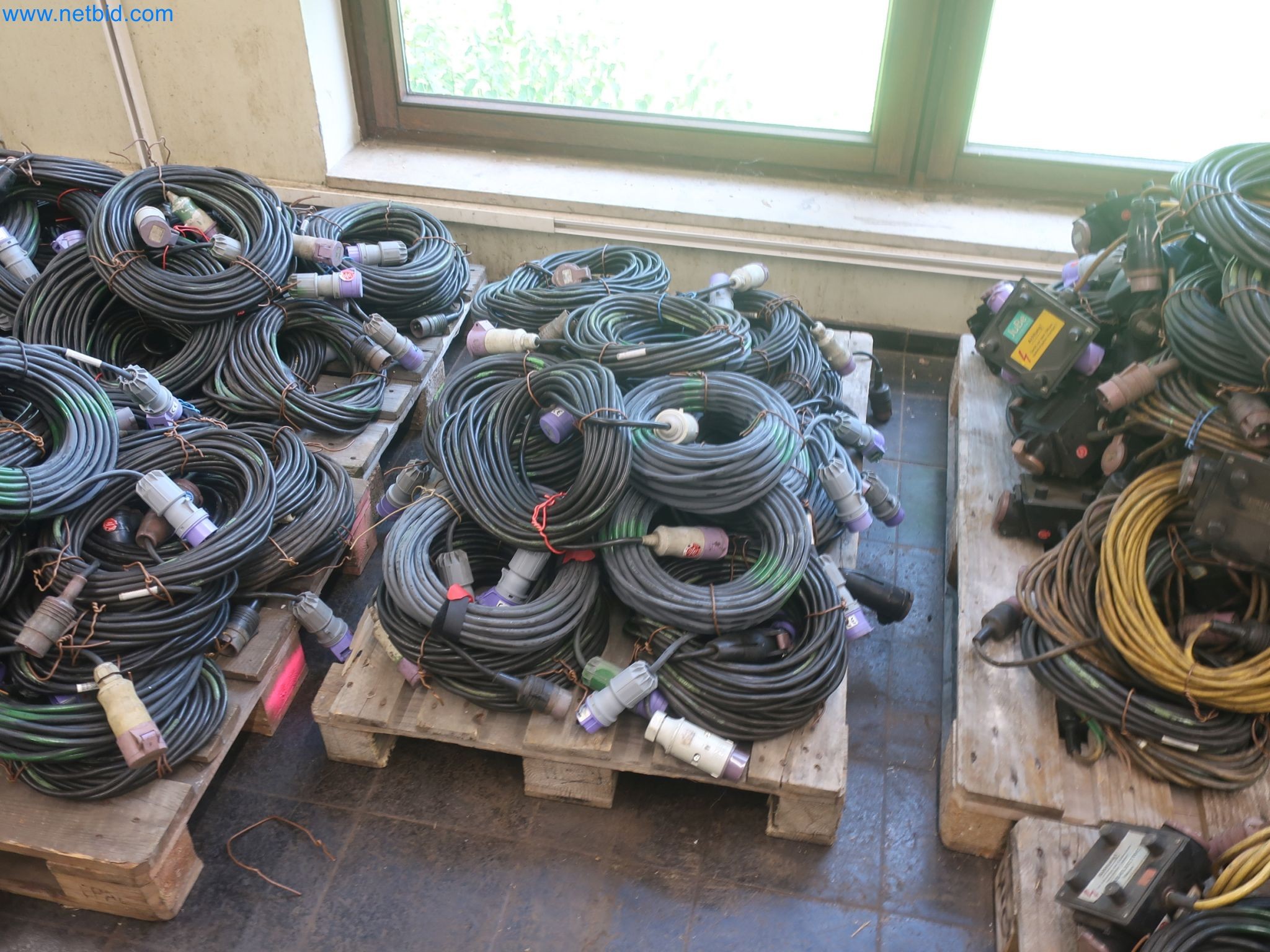 Závody na výrobu a skladování produktů z minerálních olejů, jakož i vstupů a hotových výrobků pro výrobu maziv.-10