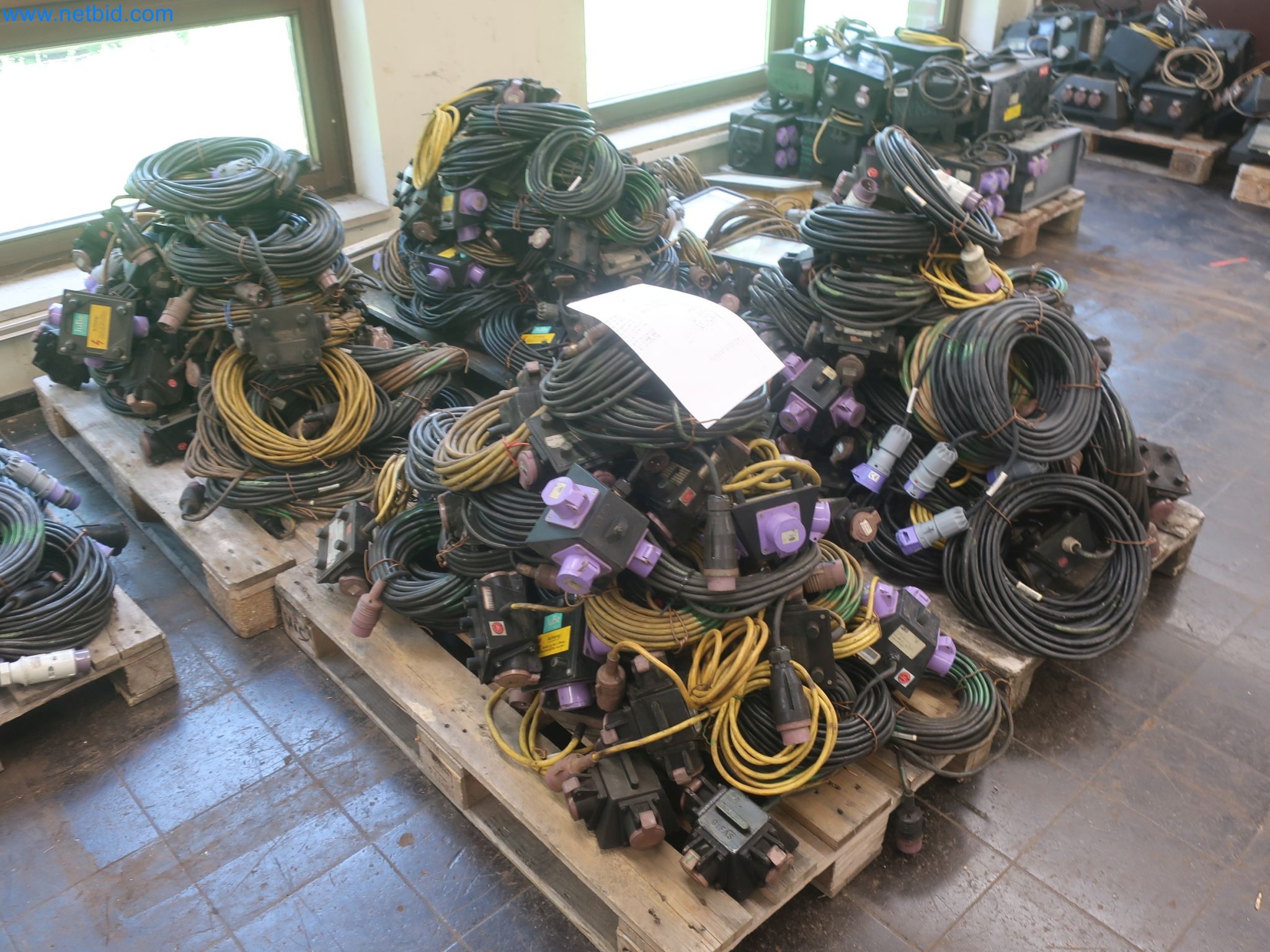 Závody na výrobu a skladování produktů z minerálních olejů, jakož i vstupů a hotových výrobků pro výrobu maziv.-11