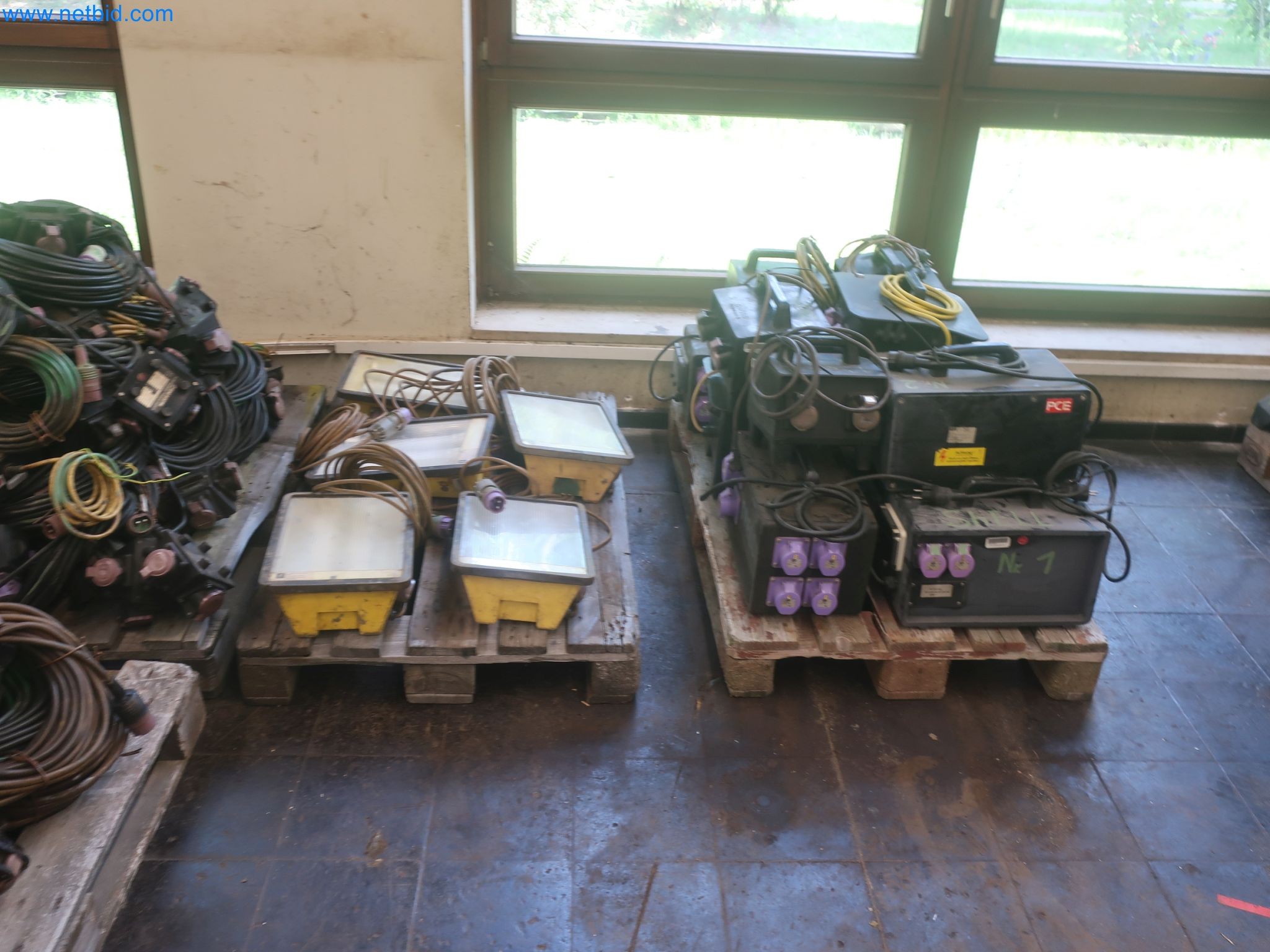 Závody na výrobu a skladování produktů z minerálních olejů, jakož i vstupů a hotových výrobků pro výrobu maziv.-12