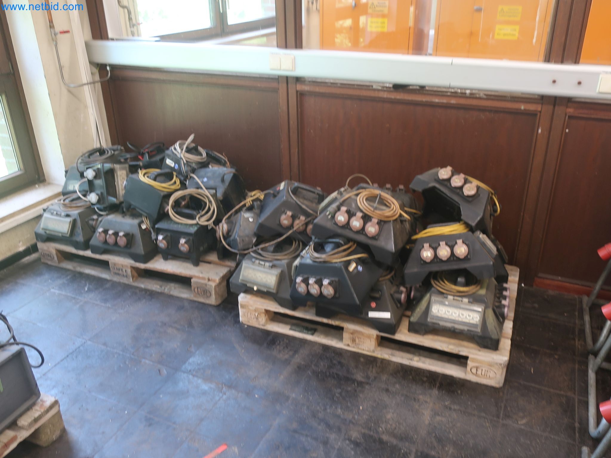 Závody na výrobu a skladování produktů z minerálních olejů, jakož i vstupů a hotových výrobků pro výrobu maziv.-13