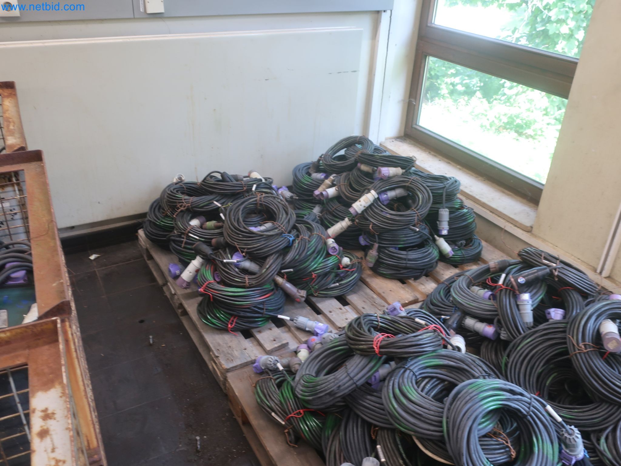 Závody na výrobu a skladování produktů z minerálních olejů, jakož i vstupů a hotových výrobků pro výrobu maziv.-8