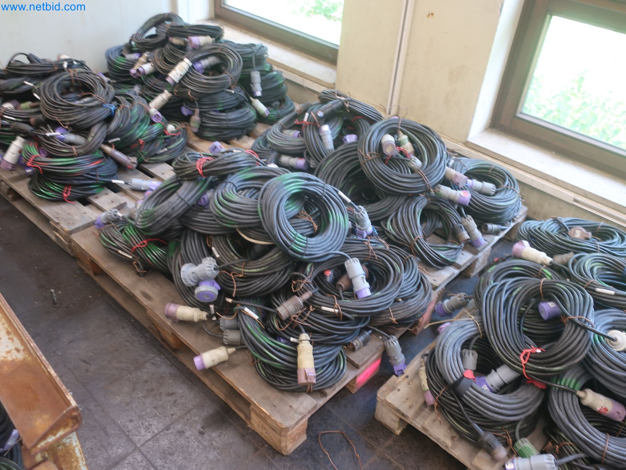 Závody na výrobu a skladování produktů z minerálních olejů, jakož i vstupů a hotových výrobků pro výrobu maziv.-9