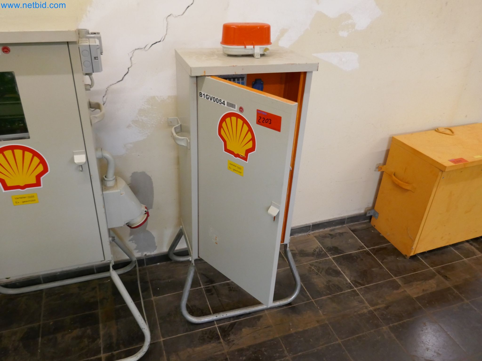 Magazinbestände, Rohöl-/Gas-Öl-/Einsatzpumpen sowie Betriebsausstattung einer Raffinerie-1