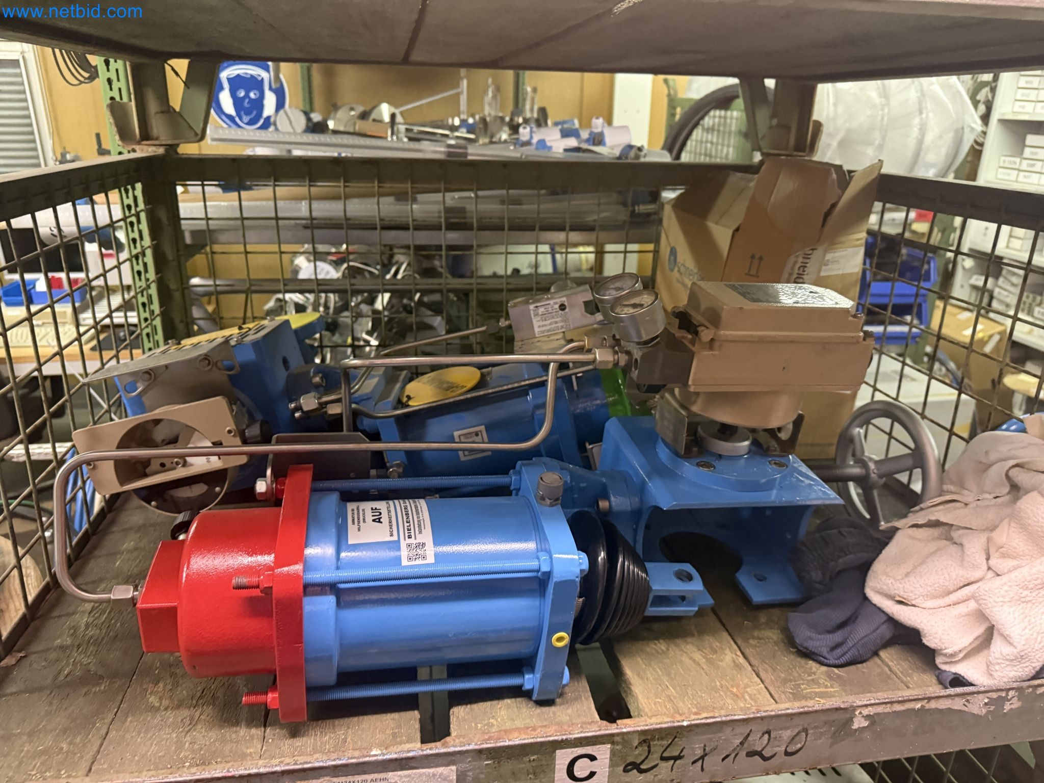 Magazinbestände, Rohöl-/Gas-Öl-/Einsatzpumpen sowie Betriebsausstattung einer Raffinerie-24