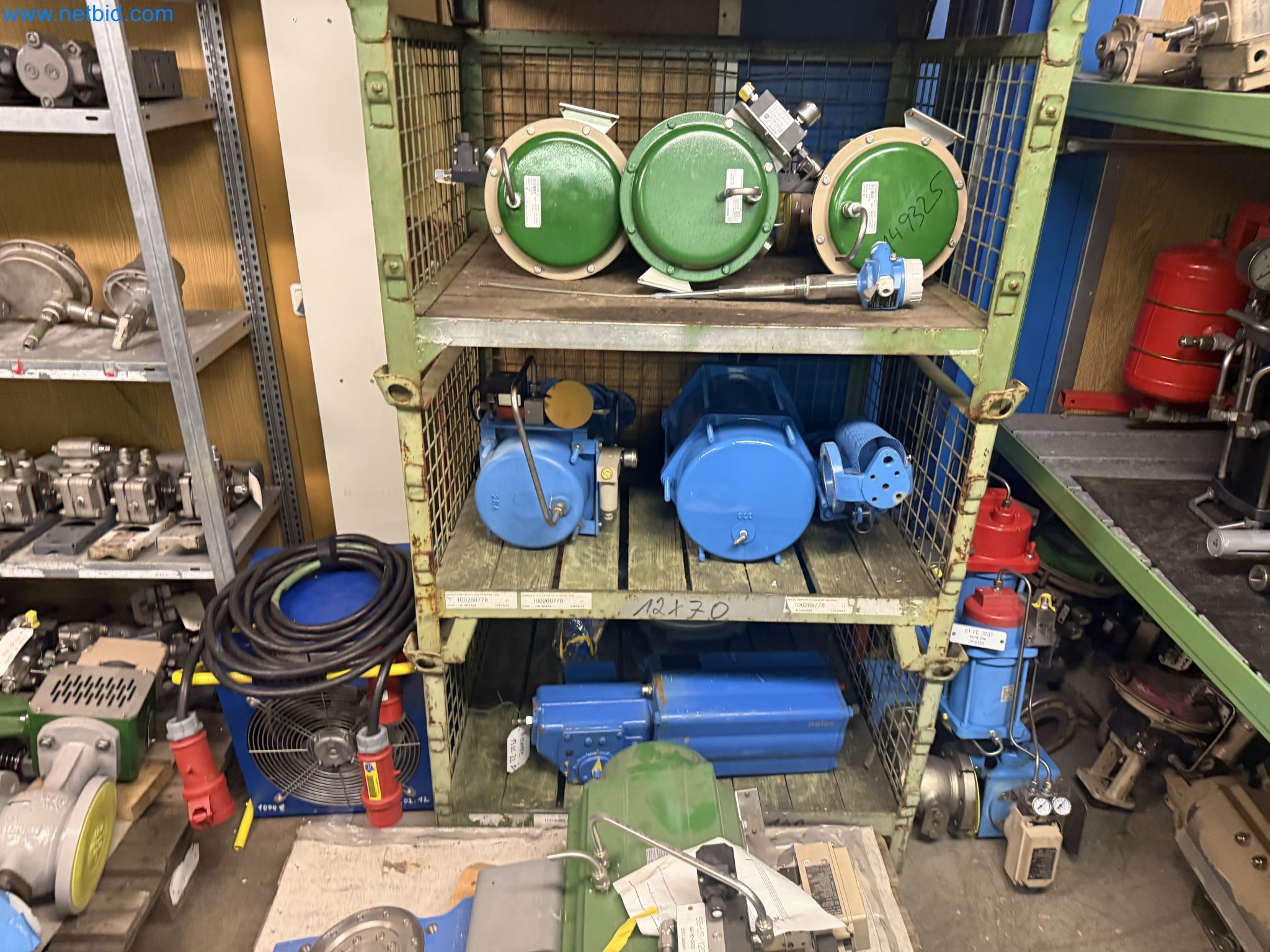 Magazinbestände, Rohöl-/Gas-Öl-/Einsatzpumpen sowie Betriebsausstattung einer Raffinerie-8