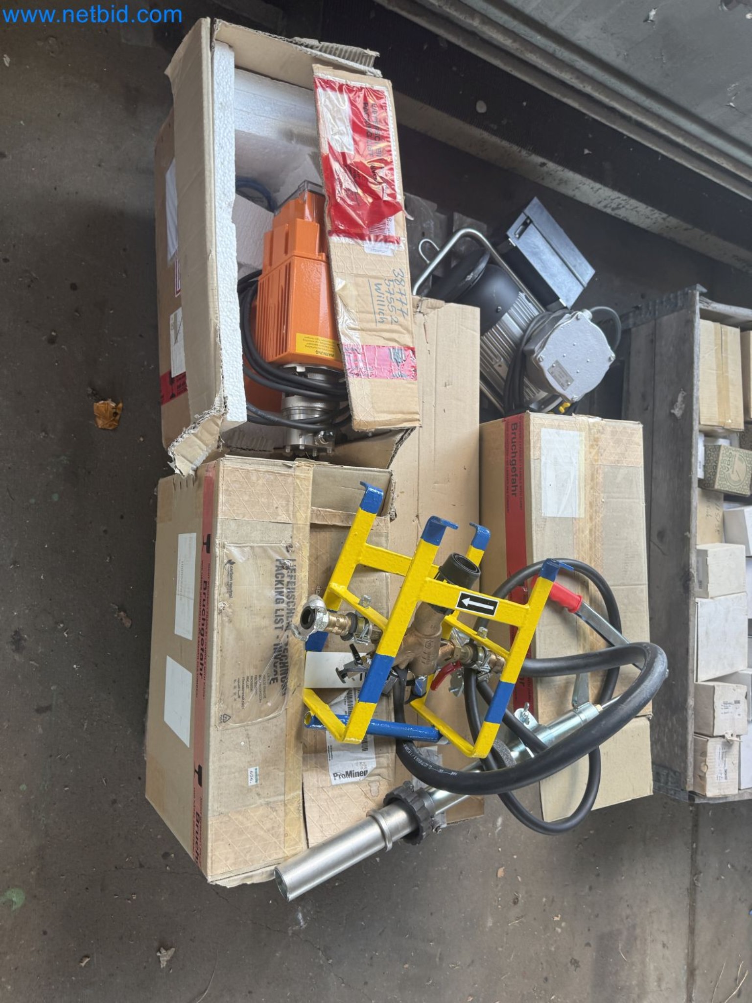 Magazinbestände, Rohöl-/Gas-Öl-/Einsatzpumpen sowie Betriebsausstattung einer Raffinerie-1