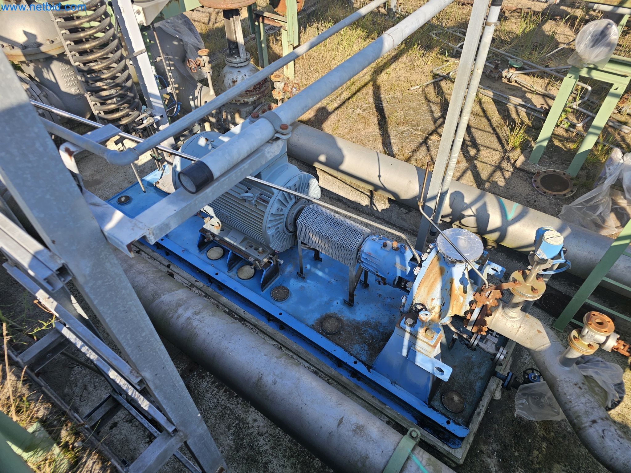 Magazinbestände, Rohöl-/Gas-Öl-/Einsatzpumpen sowie Betriebsausstattung einer Raffinerie-1