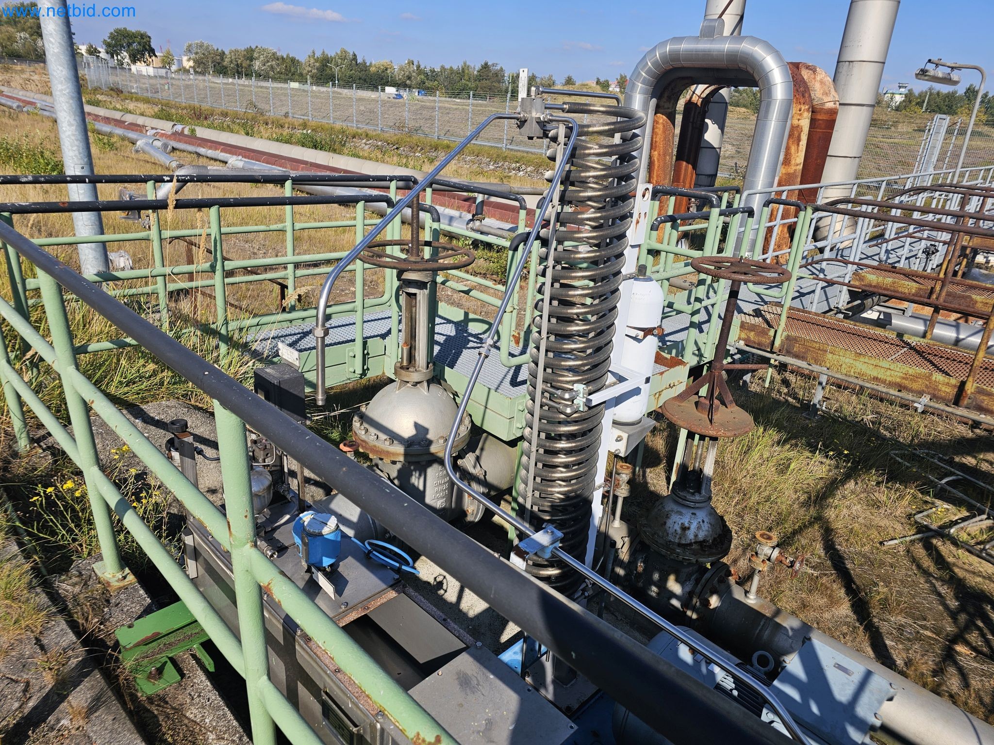Magazinbestände, Rohöl-/Gas-Öl-/Einsatzpumpen sowie Betriebsausstattung einer Raffinerie-2