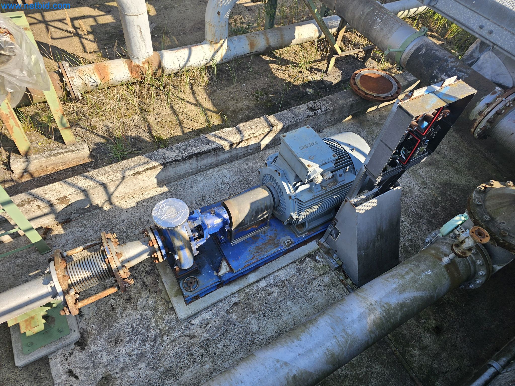 Magazinbestände, Rohöl-/Gas-Öl-/Einsatzpumpen sowie Betriebsausstattung einer Raffinerie-1