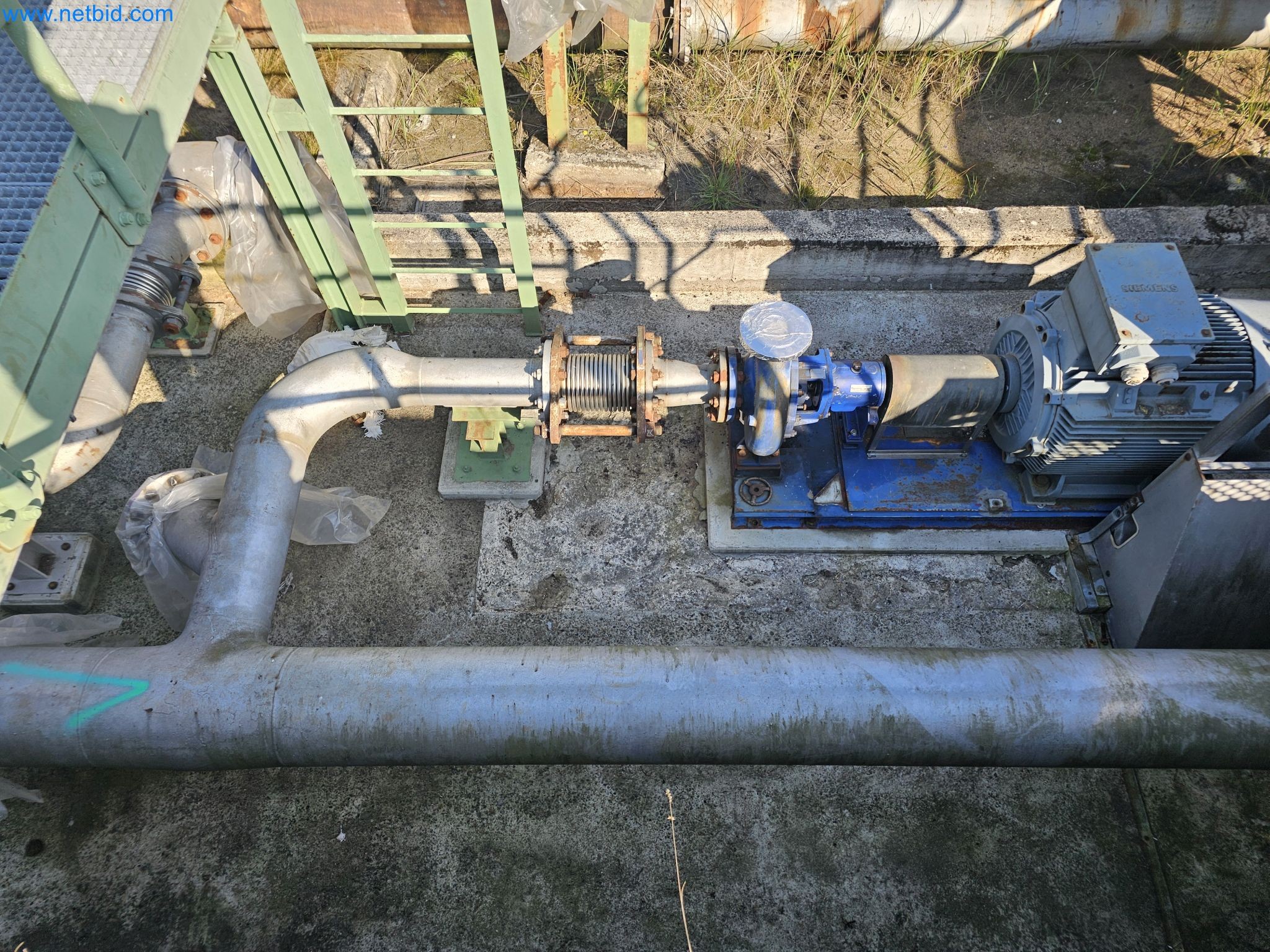 Magazinbestände, Rohöl-/Gas-Öl-/Einsatzpumpen sowie Betriebsausstattung einer Raffinerie-2