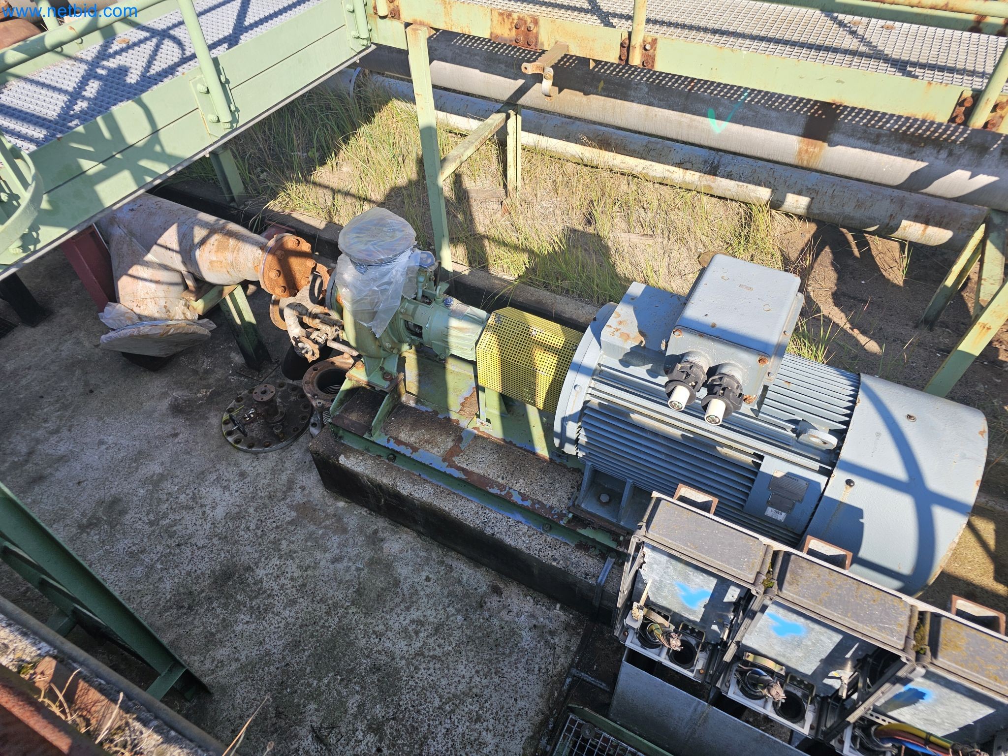 Magazinbestände, Rohöl-/Gas-Öl-/Einsatzpumpen sowie Betriebsausstattung einer Raffinerie-1