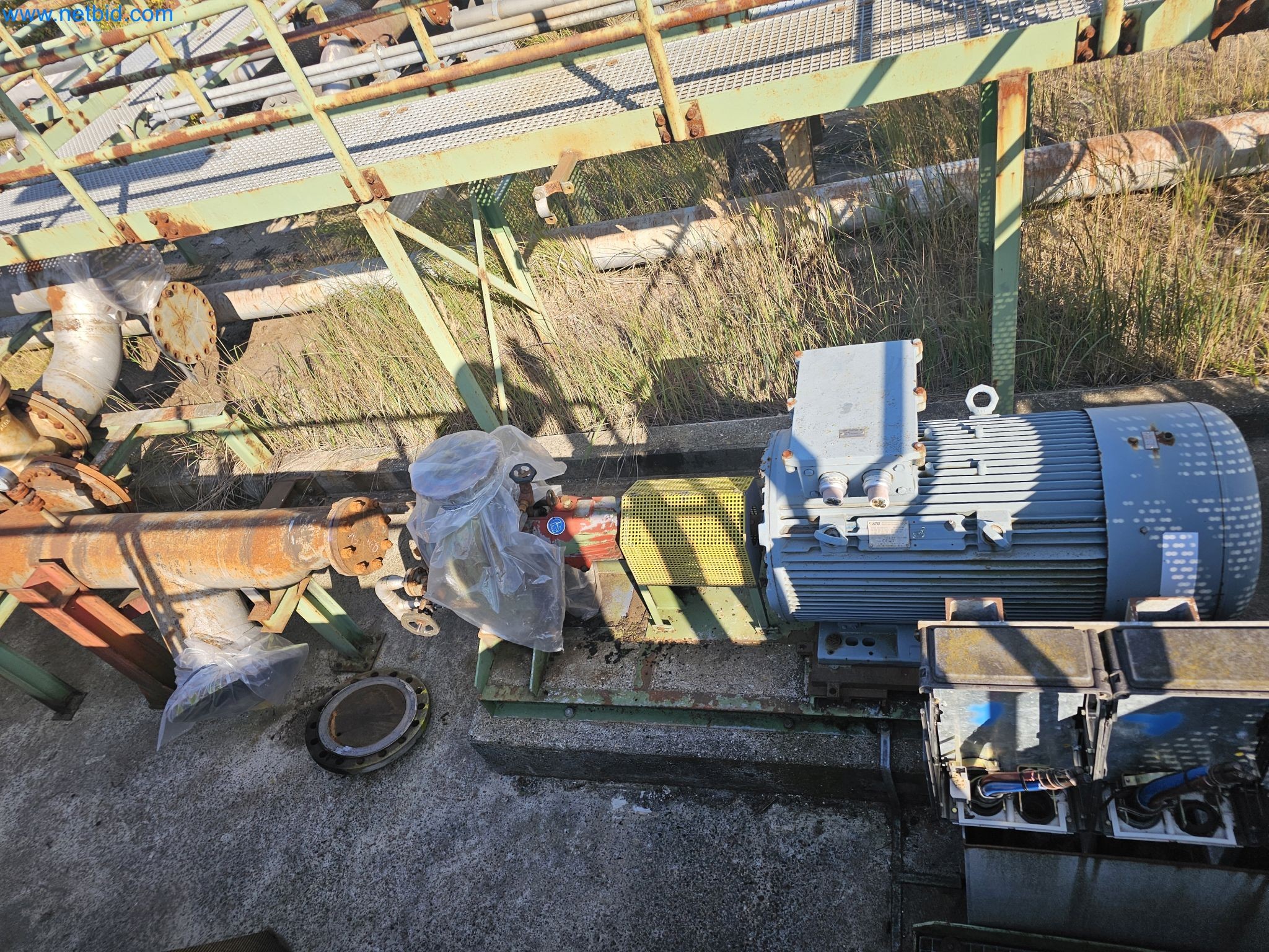 Magazinbestände, Rohöl-/Gas-Öl-/Einsatzpumpen sowie Betriebsausstattung einer Raffinerie-1