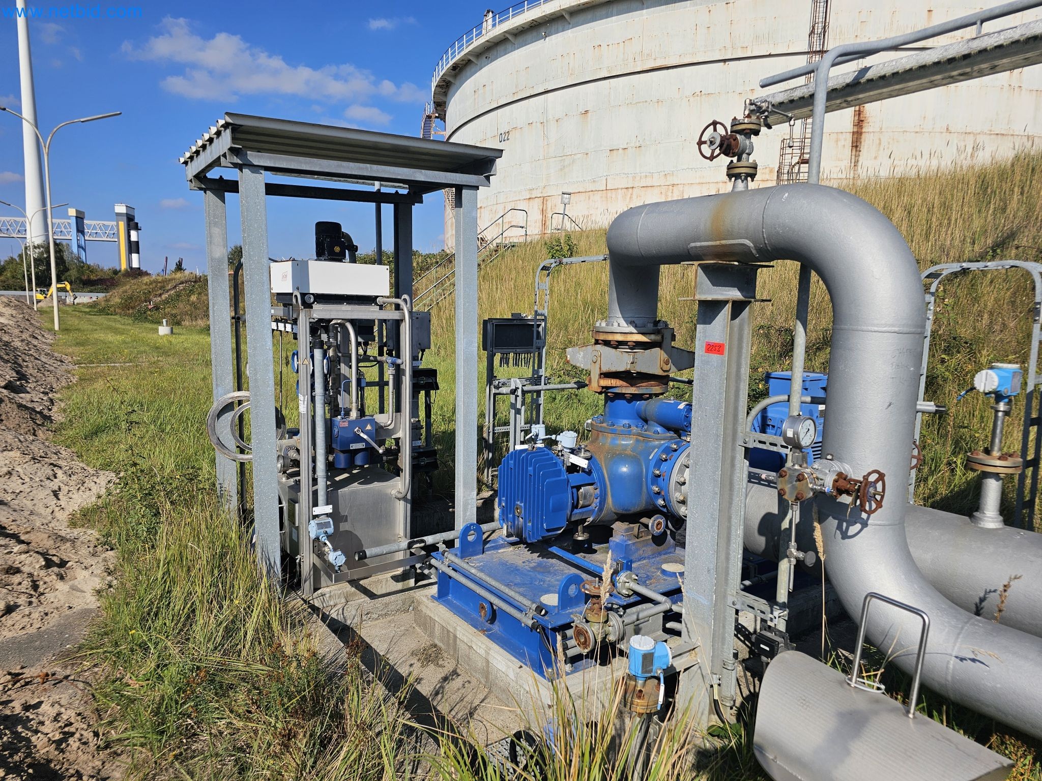 Magazinbestände, Rohöl-/Gas-Öl-/Einsatzpumpen sowie Betriebsausstattung einer Raffinerie-2