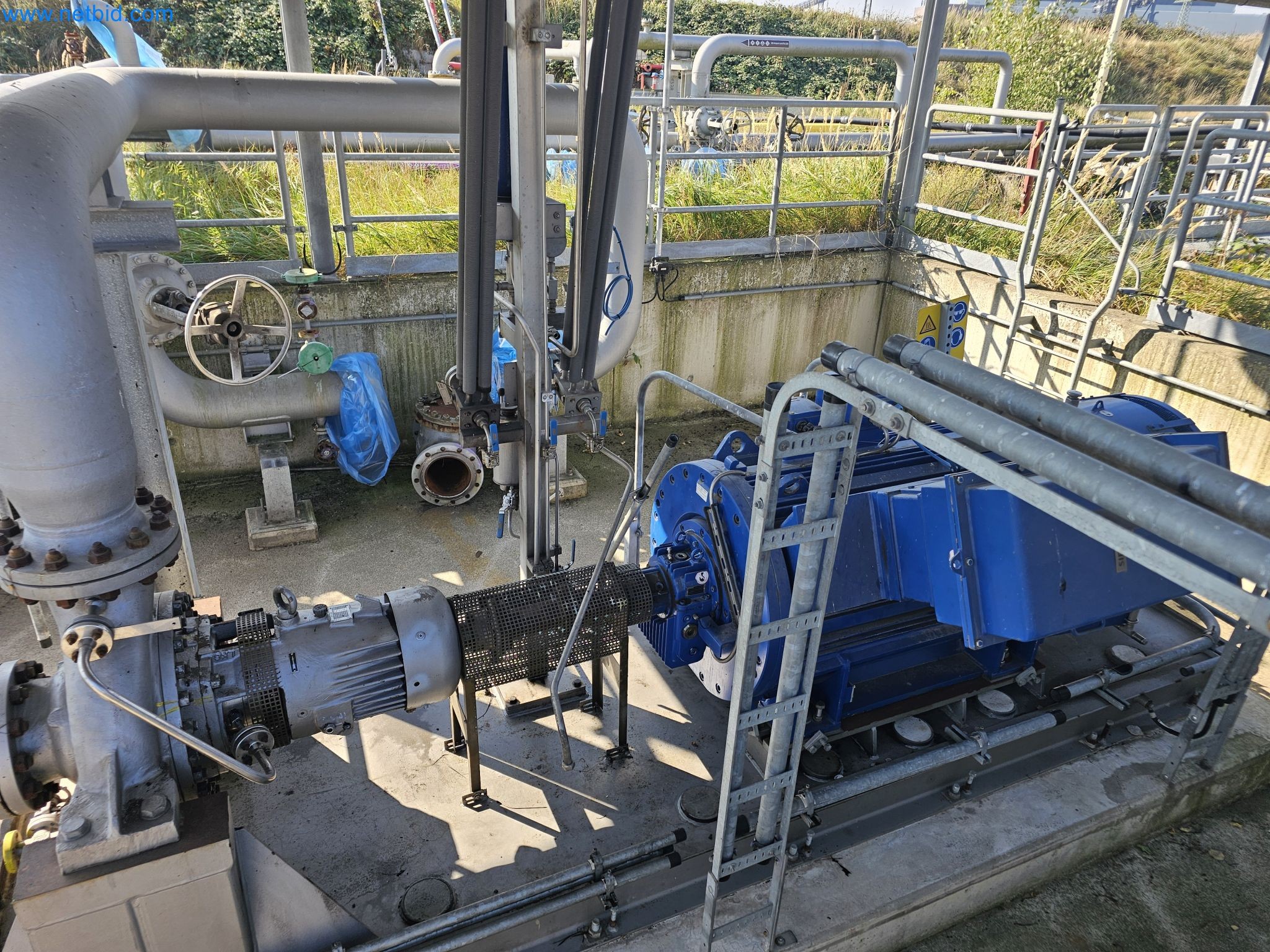 Magazinbestände, Rohöl-/Gas-Öl-/Einsatzpumpen sowie Betriebsausstattung einer Raffinerie-1