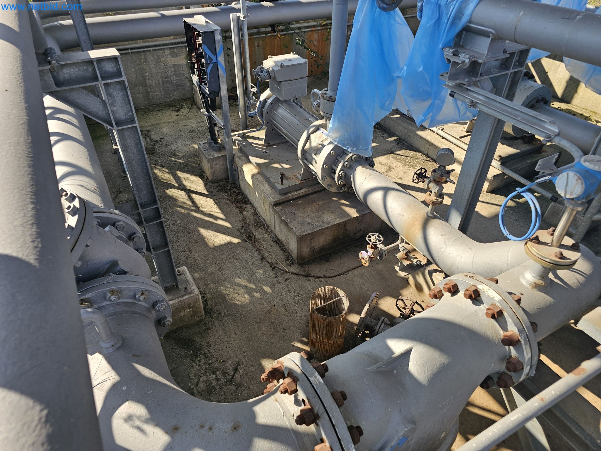 Magazinbestände, Rohöl-/Gas-Öl-/Einsatzpumpen sowie Betriebsausstattung einer Raffinerie-1