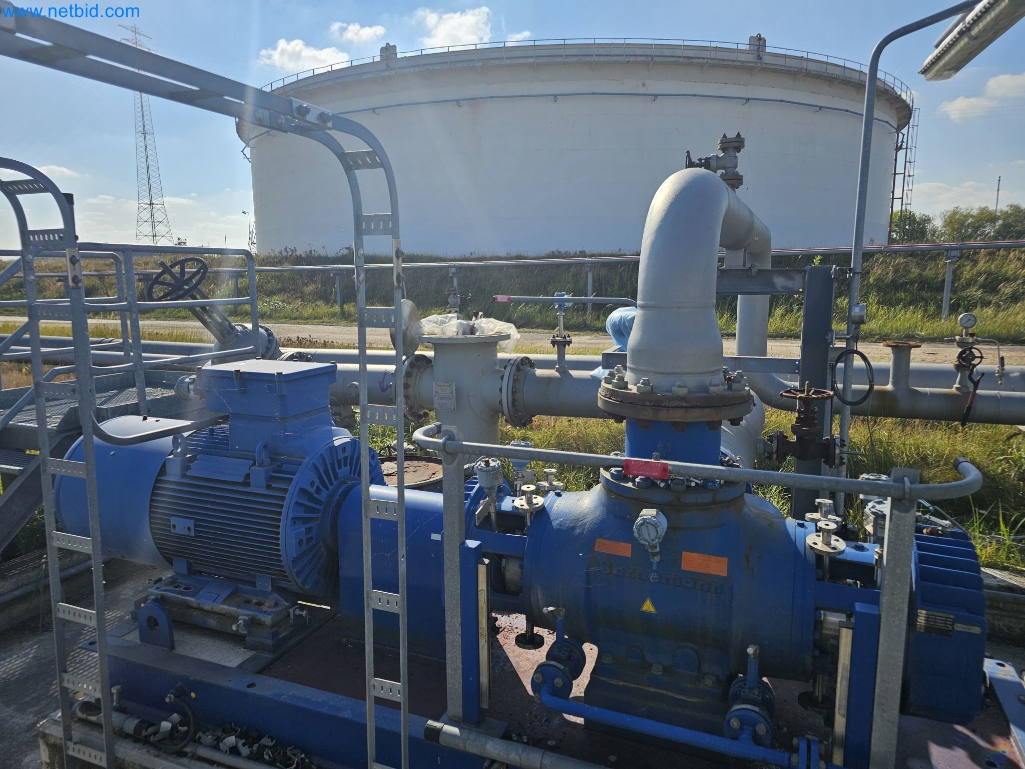 Magazinbestände, Rohöl-/Gas-Öl-/Einsatzpumpen sowie Betriebsausstattung einer Raffinerie-1