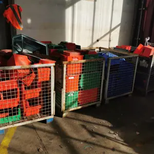 Siatkowe pudełka z otwartymi pojemnikami do przechowywania