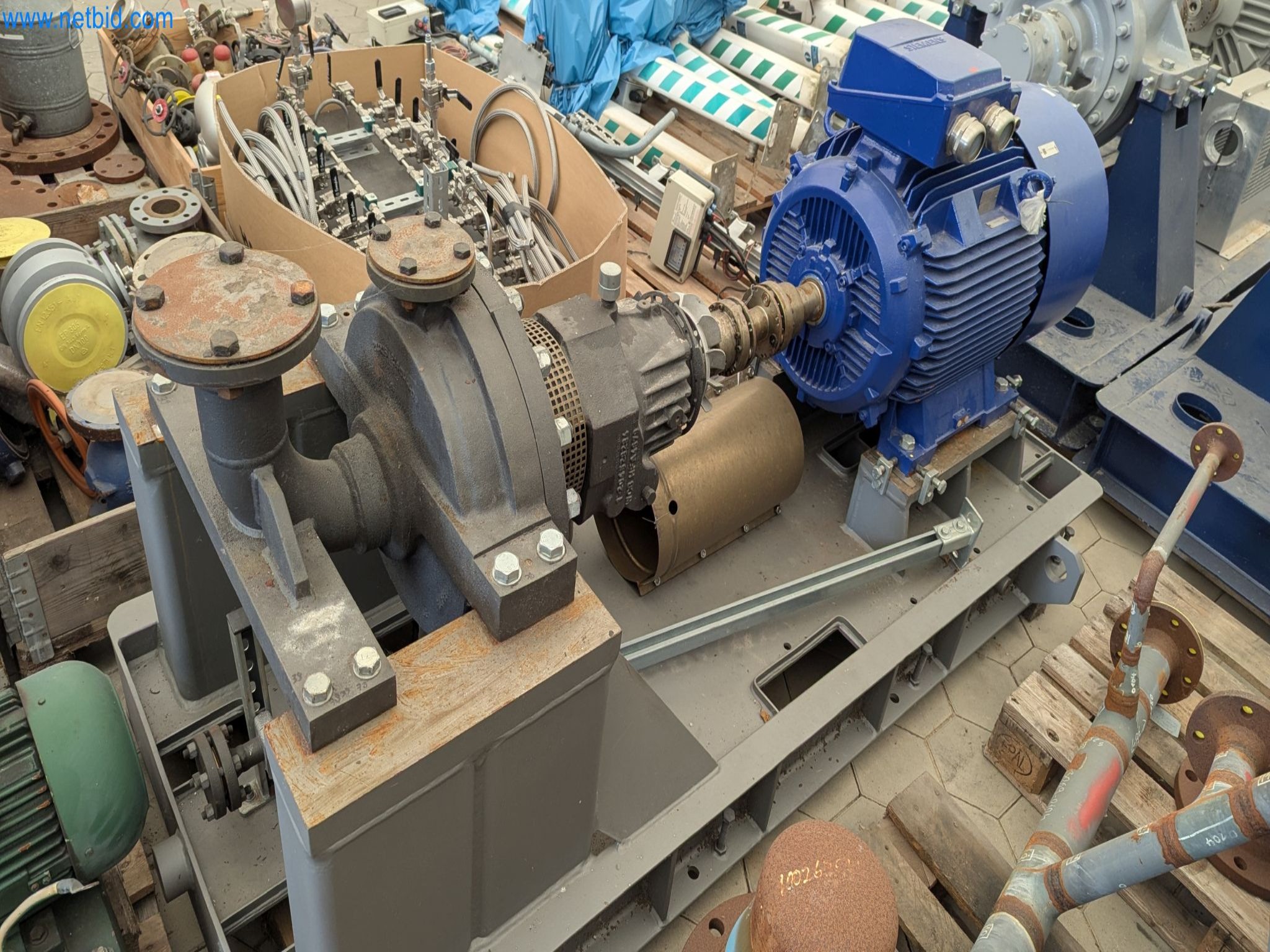 Revista de stocks, bombas de petróleo bruto/gás/óleo e equipamento operacional de uma refinaria-1