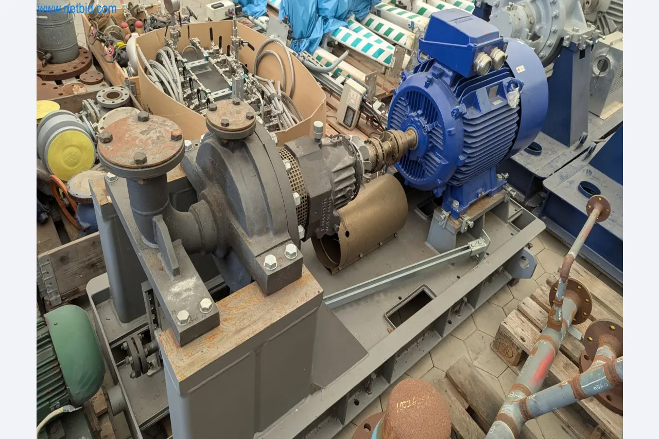 Revista de stocks, bombas de petróleo bruto/gás/óleo e equipamento operacional de uma refinaria-1