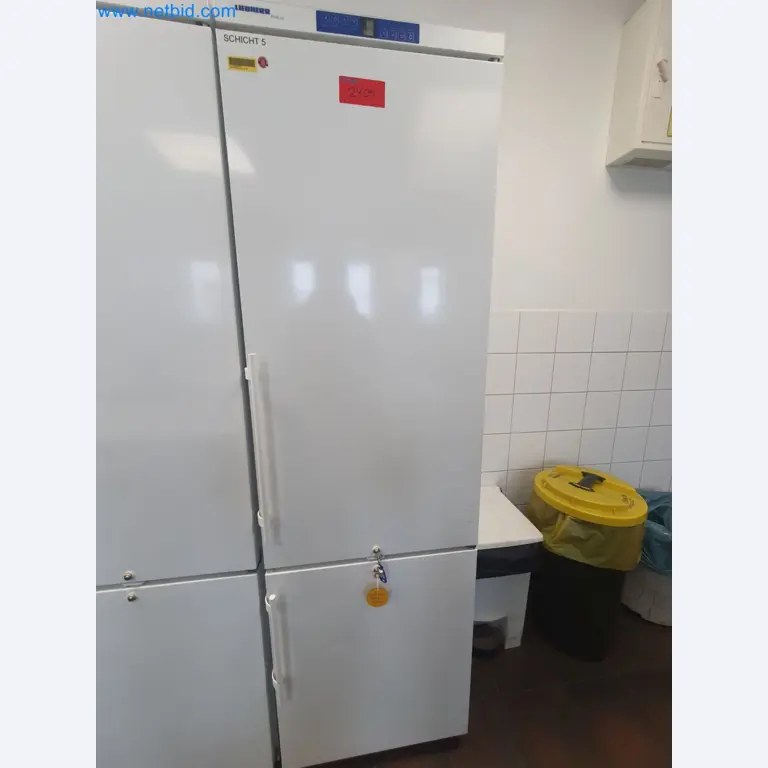 Revista de stocks, bombas de petróleo bruto/gás/óleo e equipamento operacional de uma refinaria-1