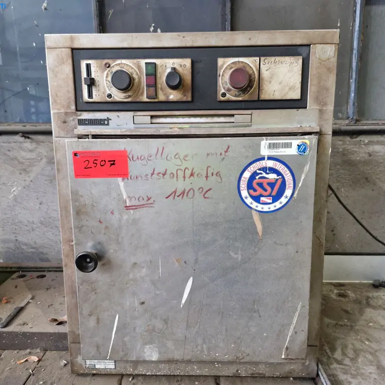 Sušicí skříň Memmert UL30