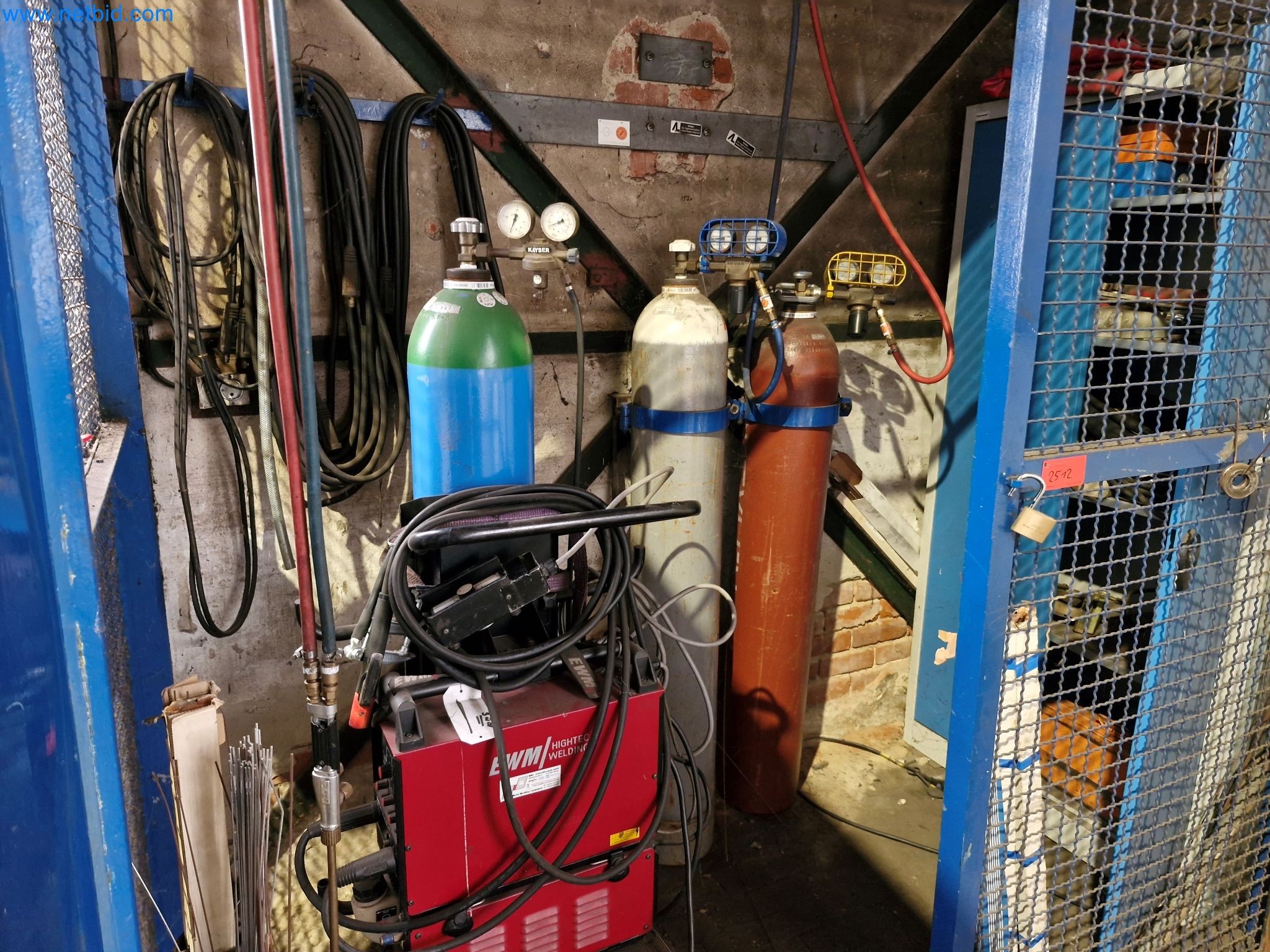 Zakłady produkcji i magazynowania mineralnych produktów olejowych, jak również surowców i produktów gotowych do produkcji smarów.-1