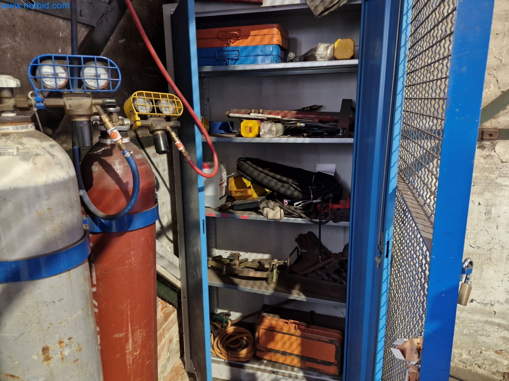 Zakłady produkcji i magazynowania mineralnych produktów olejowych, jak również surowców i produktów gotowych do produkcji smarów.-4