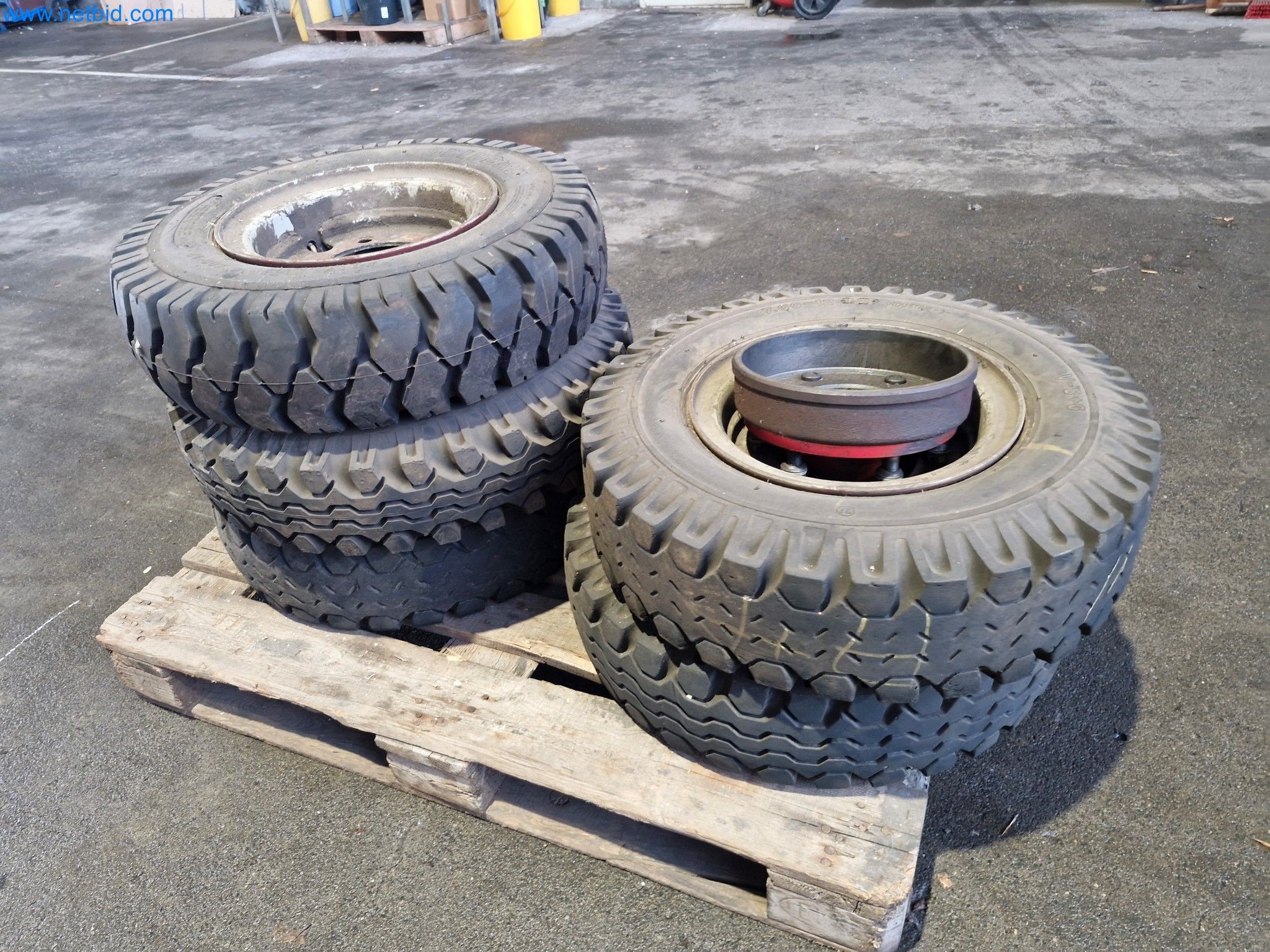 Magazinbestände, Rohöl-/Gas-Öl-/Einsatzpumpen sowie Betriebsausstattung einer Raffinerie-1