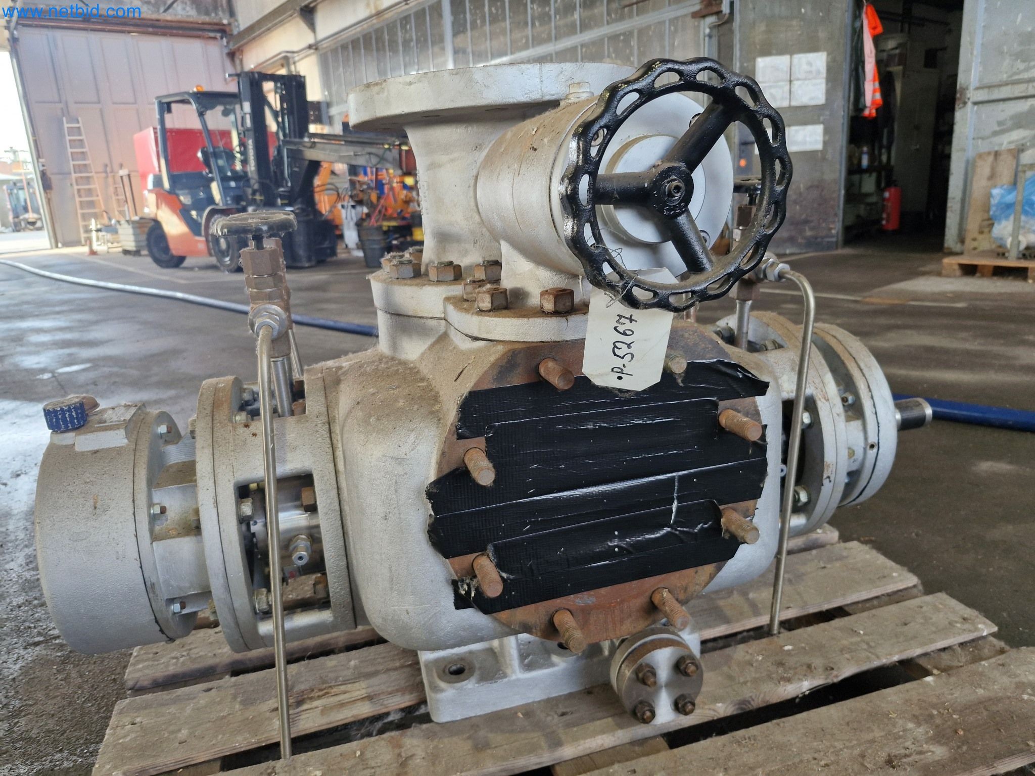 Magazinbestände, Rohöl-/Gas-Öl-/Einsatzpumpen sowie Betriebsausstattung einer Raffinerie-2