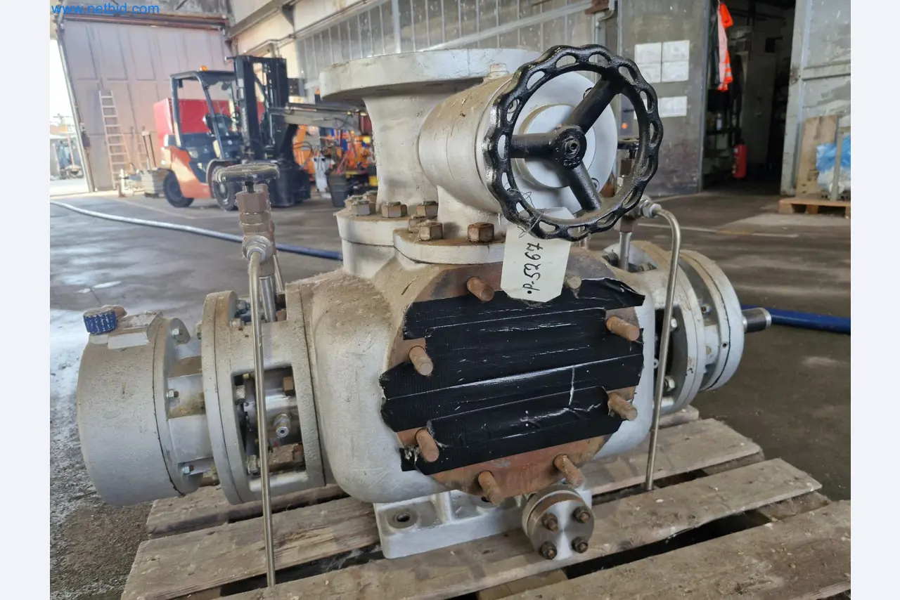 Magazinbestände, Rohöl-/Gas-Öl-/Einsatzpumpen sowie Betriebsausstattung einer Raffinerie-2