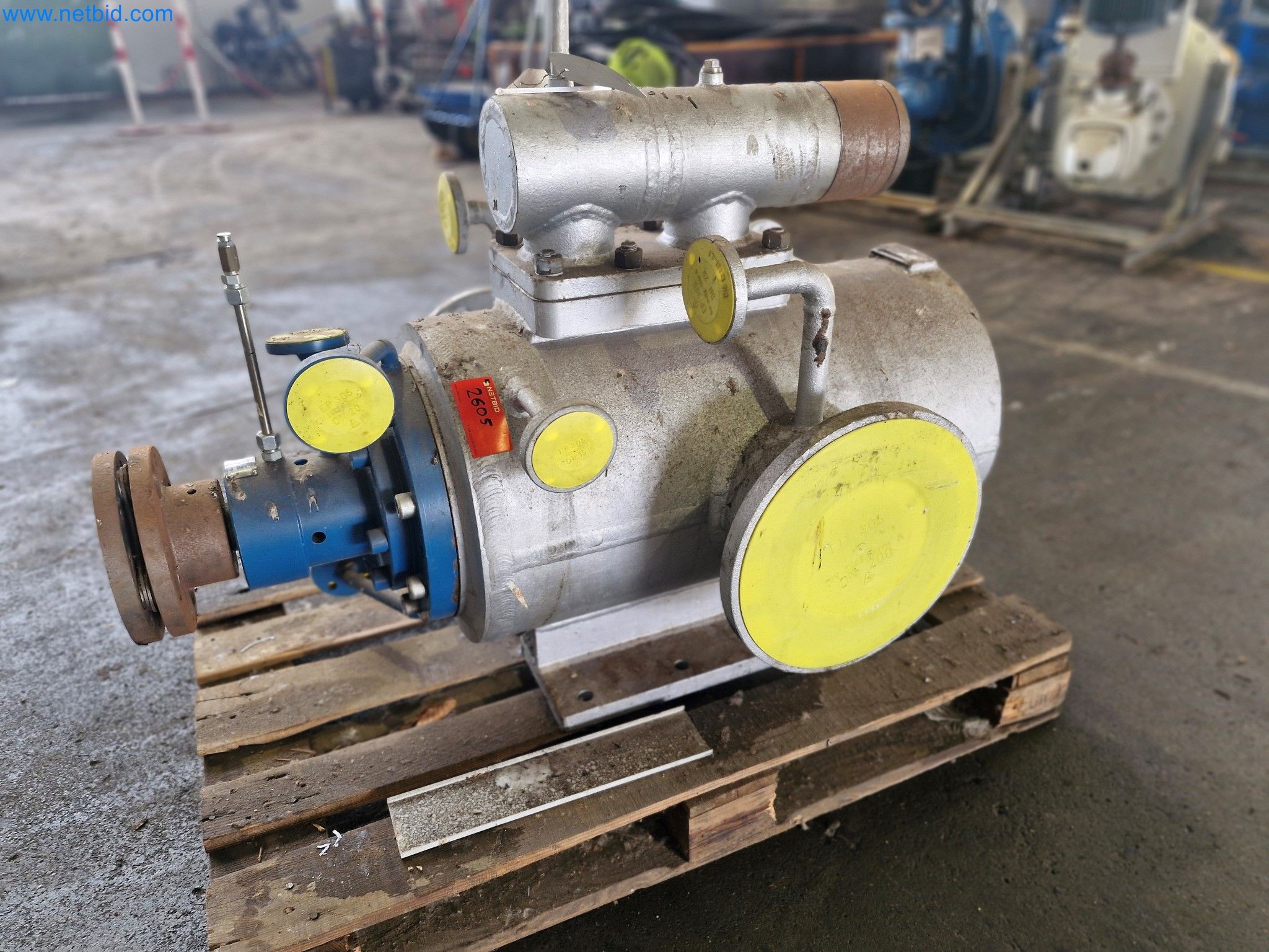 Magazinbestände, Rohöl-/Gas-Öl-/Einsatzpumpen sowie Betriebsausstattung einer Raffinerie-1