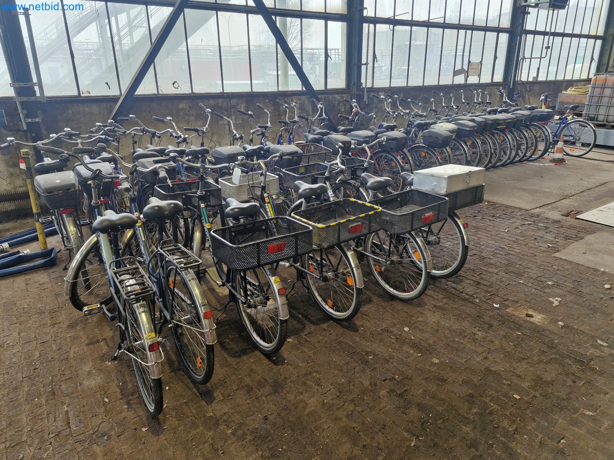 Magazinbestände, Rohöl-/Gas-Öl-/Einsatzpumpen sowie Betriebsausstattung einer Raffinerie-1