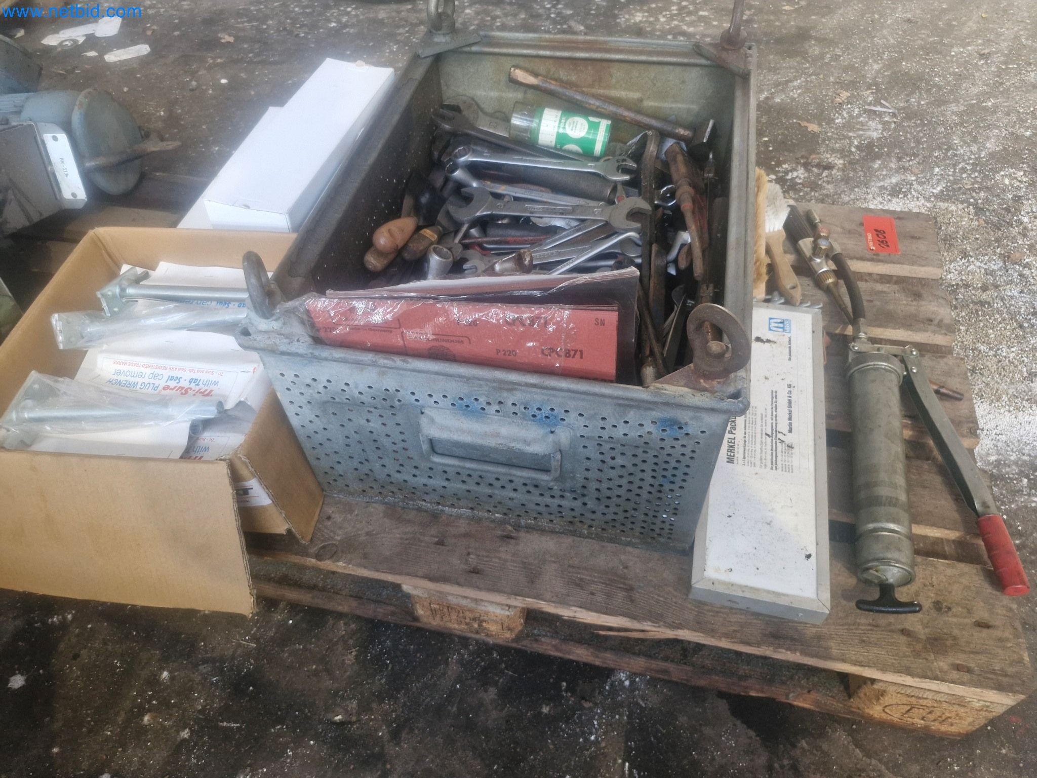 Magazinbestände, Rohöl-/Gas-Öl-/Einsatzpumpen sowie Betriebsausstattung einer Raffinerie-1